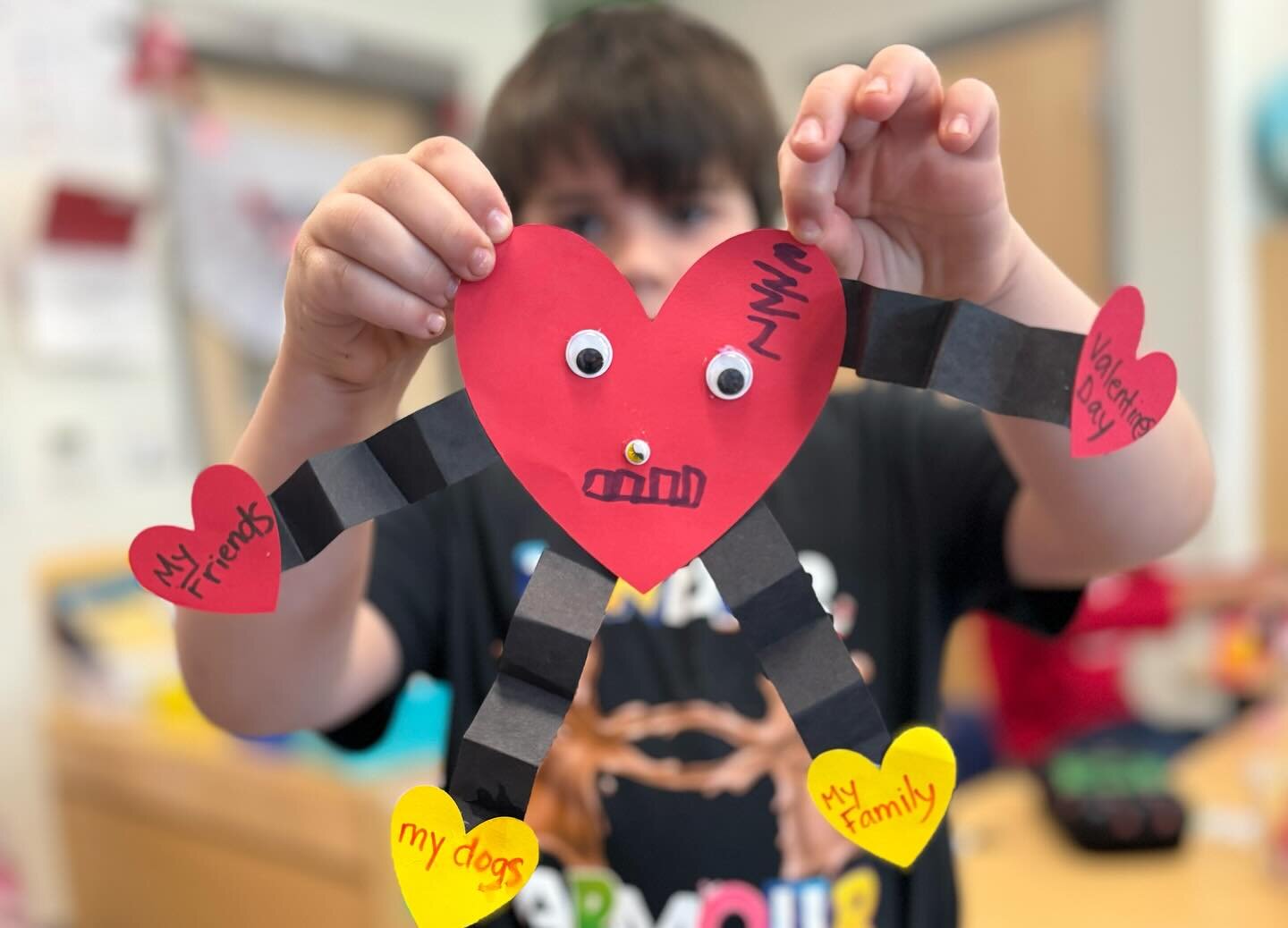 I helped out at my kiddo&rsquo;s class party today and did a Valentine&rsquo;s craft. It was the perfect first grade classroom project. And took up most of our party time. Thanks for the idea @laura_charlotte 🩷