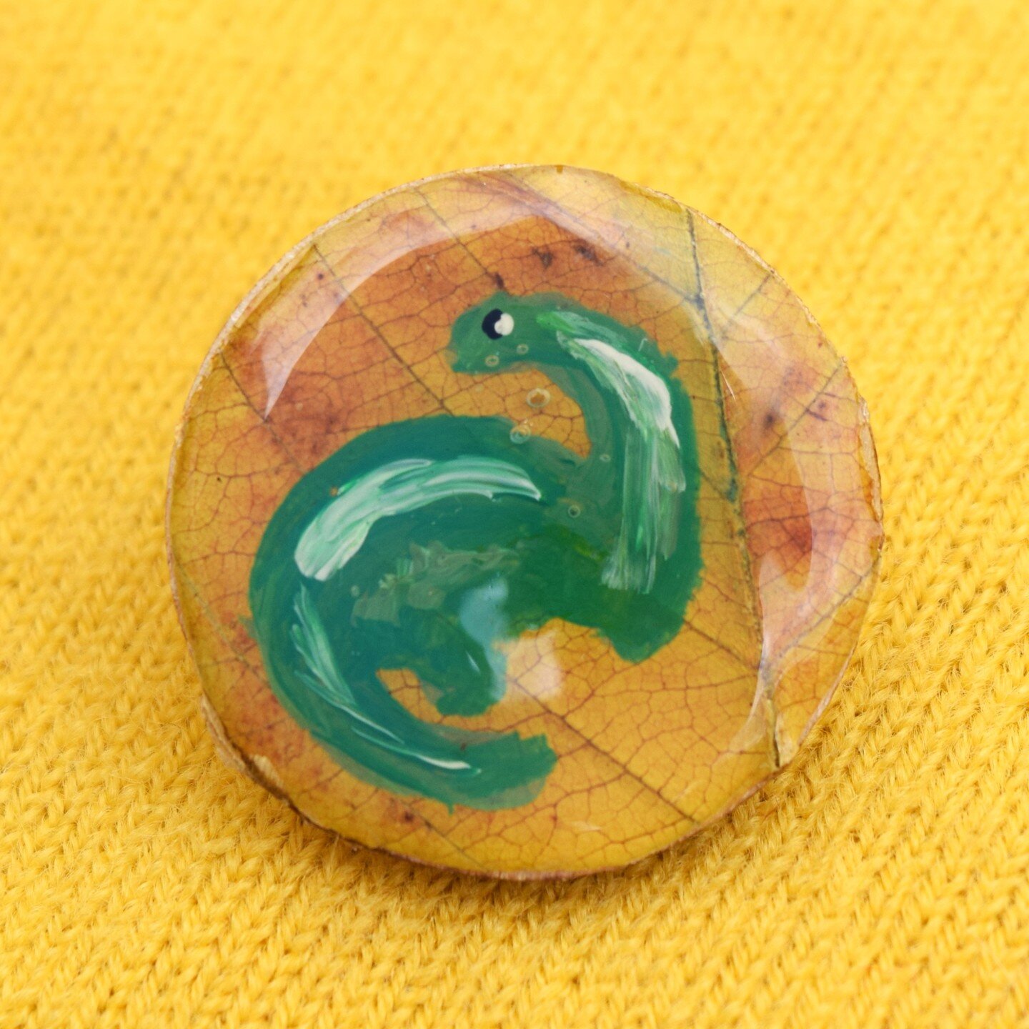 Dinosaur Pin available at my etsy shop. Made from a real pressed leaf. #dinosaur #dino #pin #etsy #leaf #pressedleaf #pressedplant #naturejewelry #naturepin 

A great pin to wear to your trip to the natural history museum. Slowly walking through the 