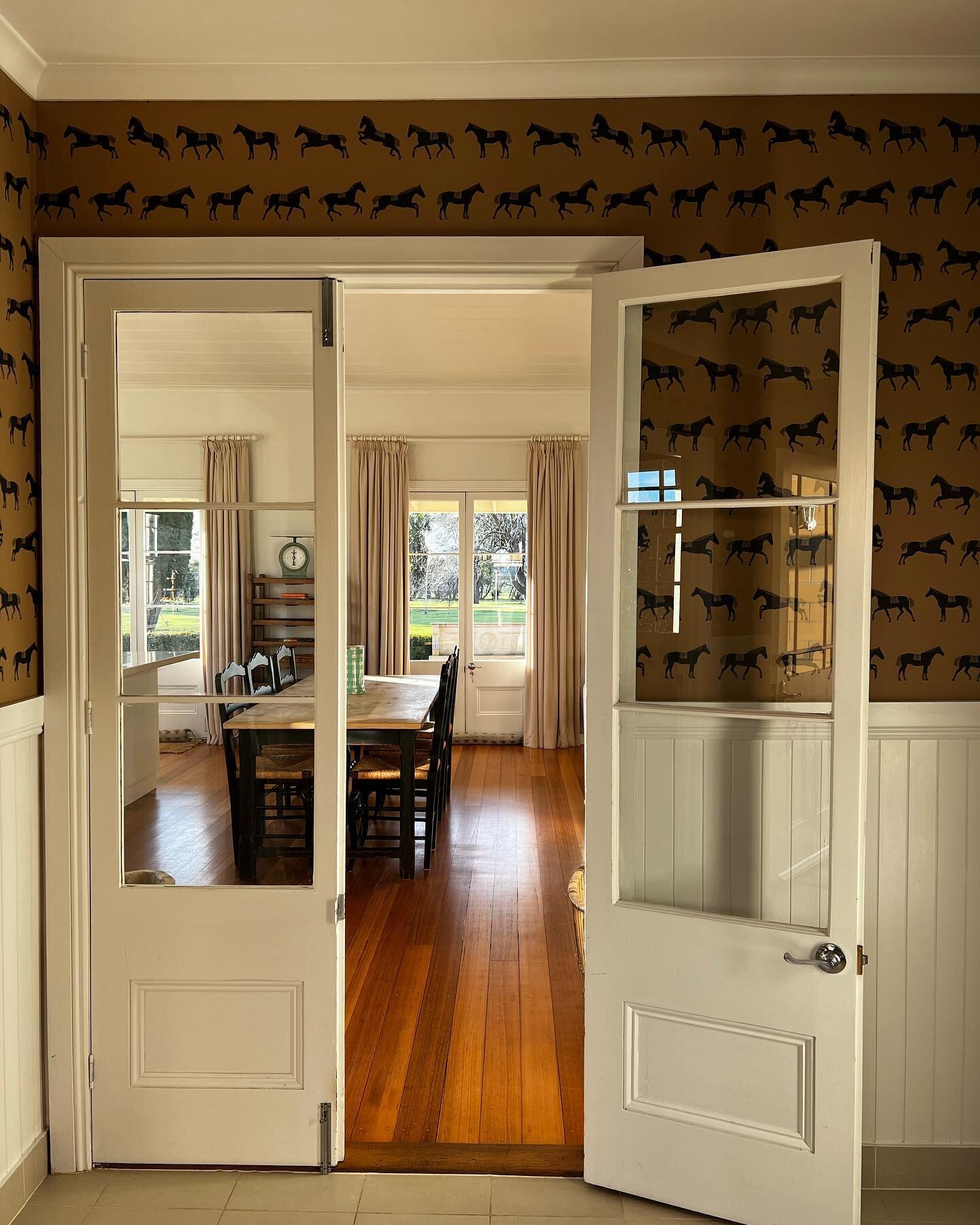 Love how the light shines in through the French doors! 

Can&rsquo;t wait for the weather to warm up and open up the doors out to the verandah and garden! 🪴 

#light #countryescape #countryhomemagazine #pictureperfect #garden #diningroom #mudroom #f