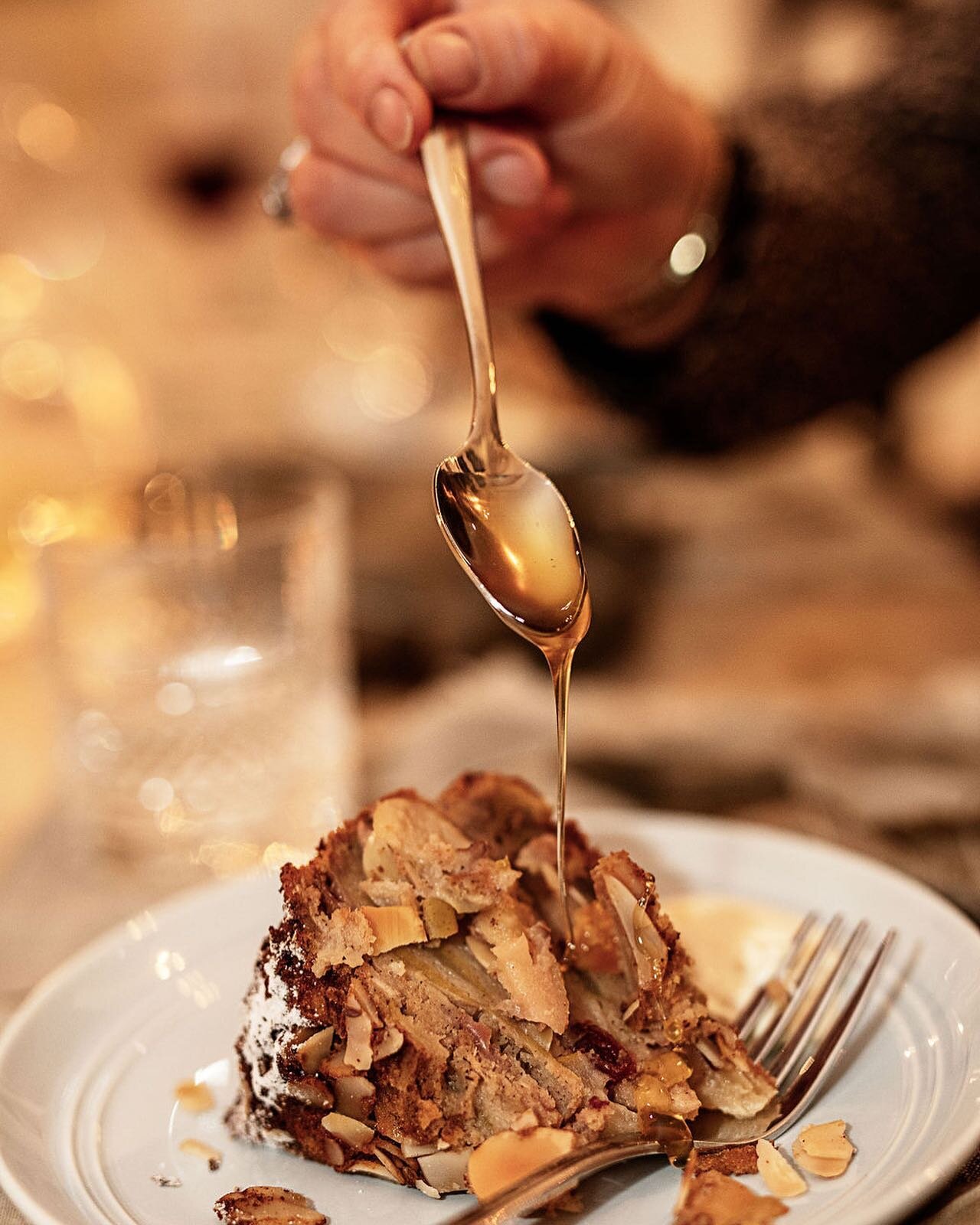 Kip+Jane&rsquo;s amazing apple (Tasmanian  of course) cake + Cressy House &ldquo;Pop&rsquo;s raw &amp; natural honey&rdquo; from our farm with a dollop of Tasmanian cream! Who can say no? 

🍎 🍯 

@janeogray 
@ness_vanderburgh 
@cressyhouseestate 
@