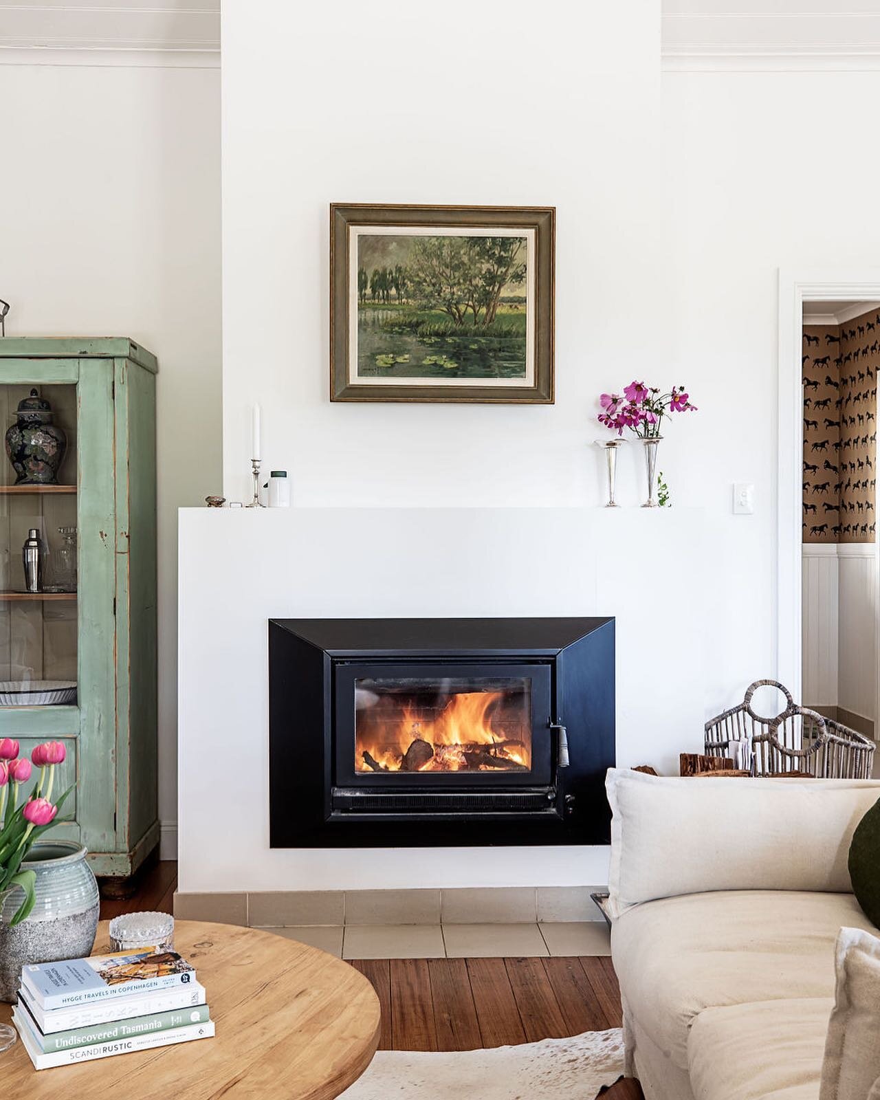 A roaring fire is the perfect recipe for a Tassie spring getaway 🔥 

This one warms up the cosy linen sofa area as well as open dining/kitchen space 🙌

Photo @ness_vanderburgh 

#fire #woodheater #springtime #tassie #coldnights #getaway #weekendesc