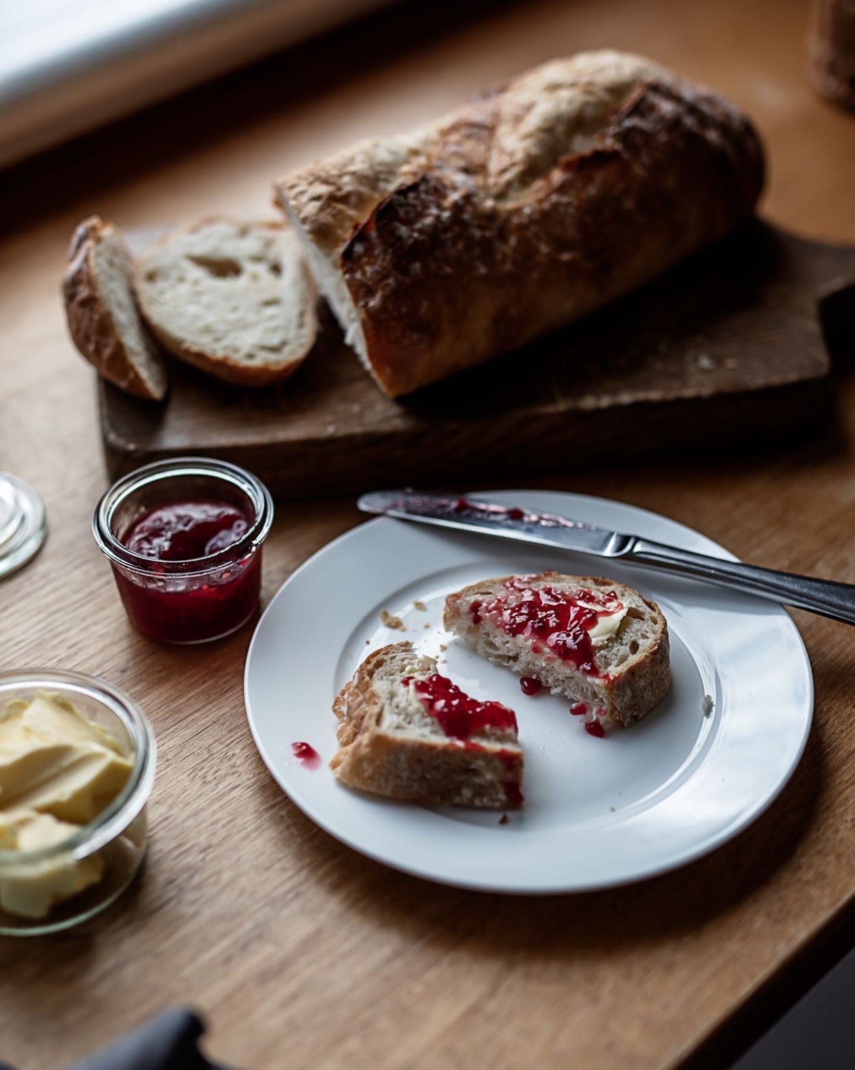 Delicious rustic sourdough @rusticbakehouse with butter and homemade jam yum 😋 

Camera @ness_vanderburgh 

#goodmorning #breakfast #supportlocal #localproduce #fresh #besttimeoftheday #countrystay