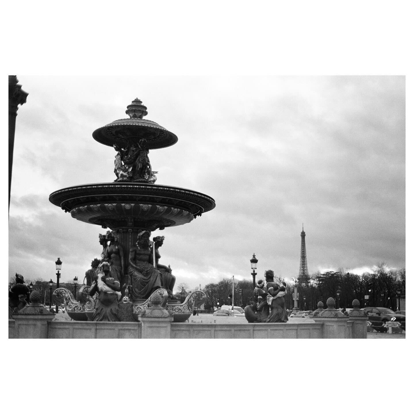 There are so many Paris photos that there&rsquo;s just no way that I can share them all in a single reel or post. So they&rsquo;re all up over on the Journal today! 

Shot entirely on my Vivitar 3800N using @ilfordphoto HP5 Plus 400 and developed and