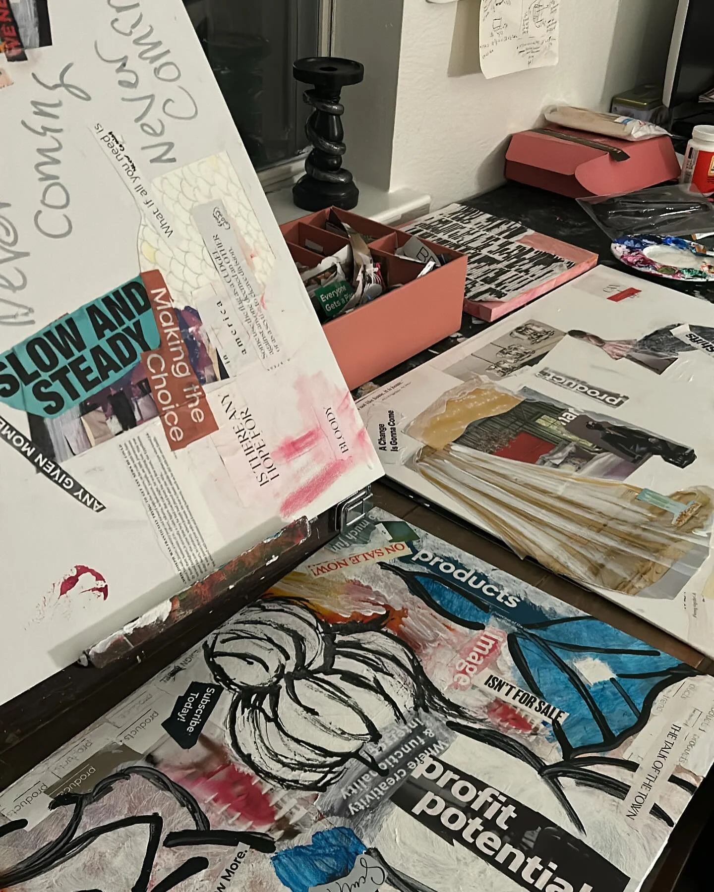 I&rsquo;m not a fan of how early it gets dark now, but I do love getting to use my lamps and for lighting ❤️

#artstudios #inprogressart #collageartistoninstagram #studioscenes