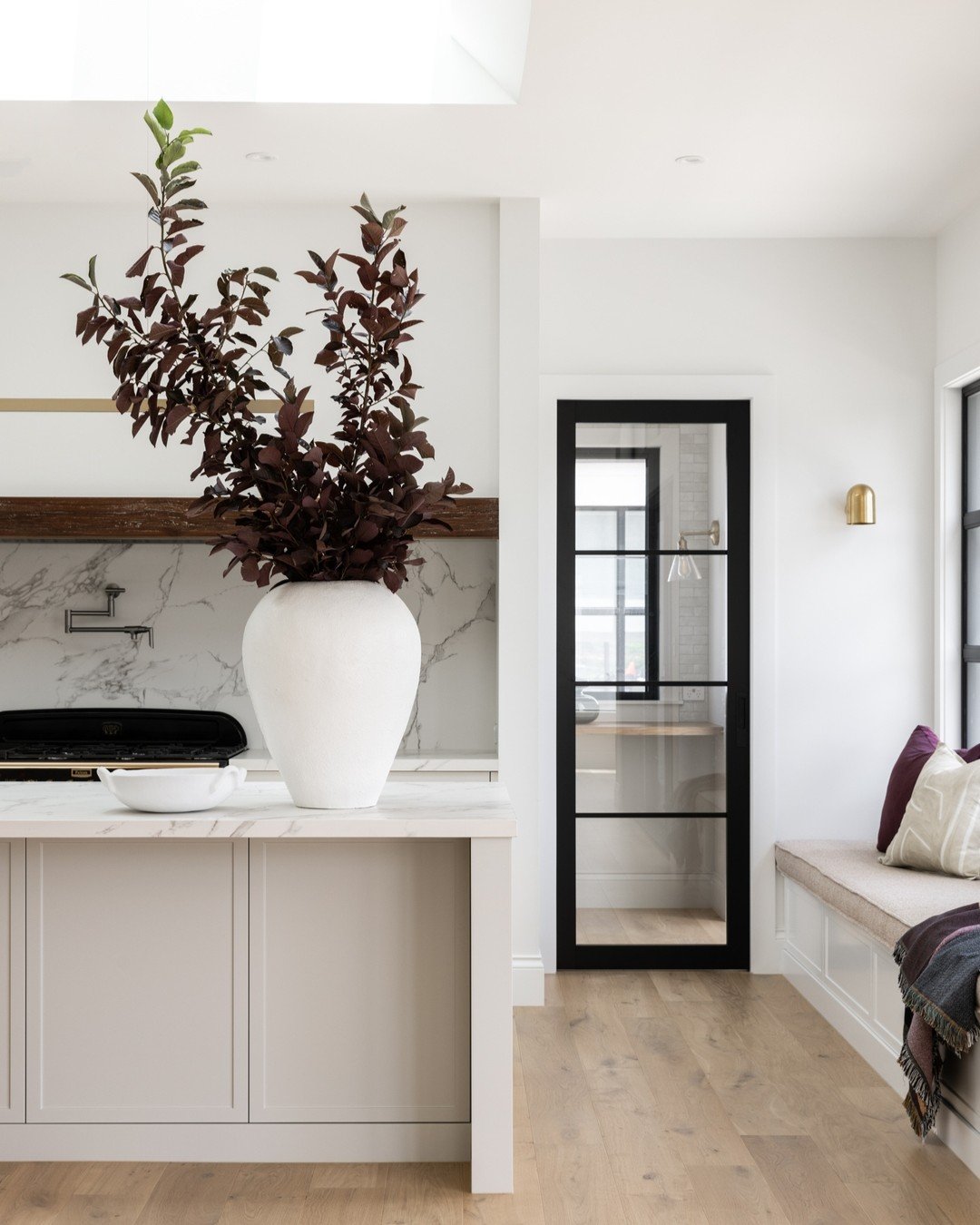 Our modern farmhouse project......timeless, elegant and classic. 

Interior design by @nerida_thorburn_design
Editorial styling by @jameedeaves
Photography by @simonwhitbreadphoto