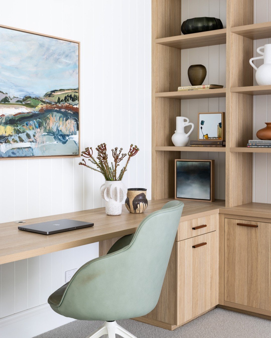 Back to it this morning after a lovely long weekend.

Unfortunately my studio is not nearly as tidy as this gorgeous home office at our Gentleman's Retreat project.
#joinerygoals

Interior design by @nerida_thorburn_design
Editorial styling by @jamee