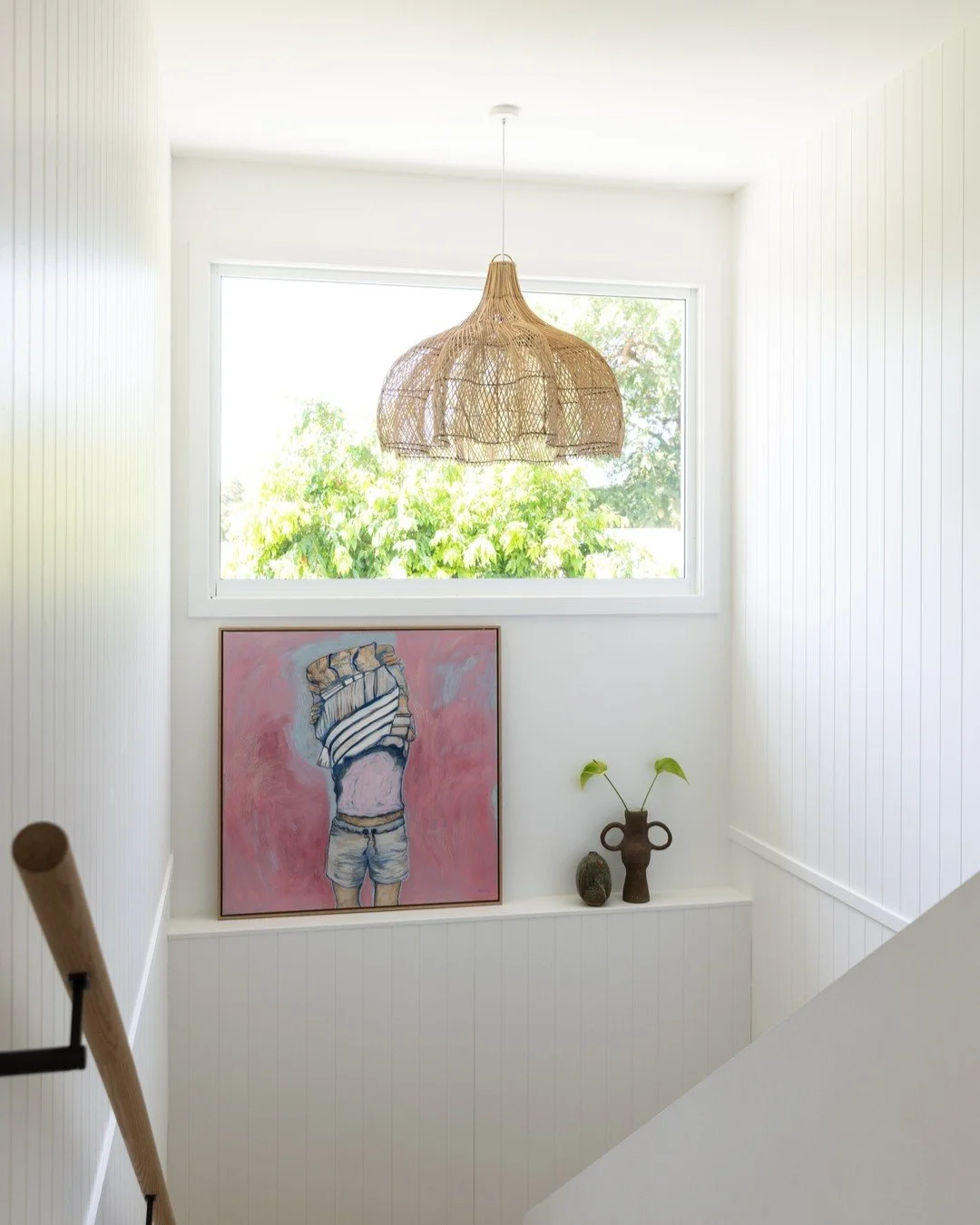 WATERHOUSIA STAIRWELL.....a design dilemma became the perfect spot for an art ledge. How good does this gorgeous artwork by @harriet_links_art look here? 

Art from @sydneyroadgallery
Interior design by @nerida_thorburn_design
Photography by @simonwh