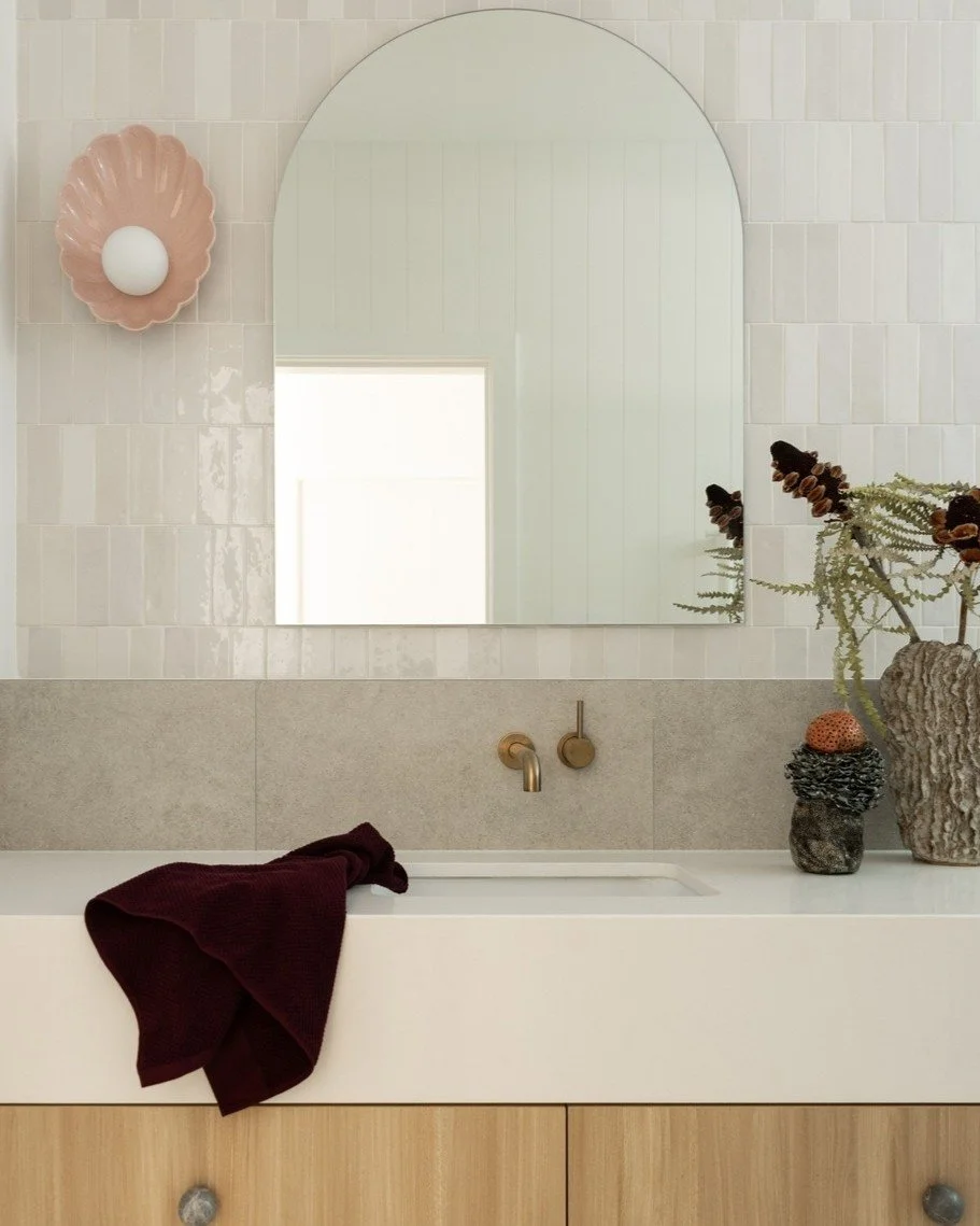 GUEST BATHROOM ....the guest bathroom at our Waterhousia project.

With a pop of pink to tie into the rest of the home and gorgeous low maintenance finishes it is as welcoming for guests as it is functional for daily use by the family. 

Interior des