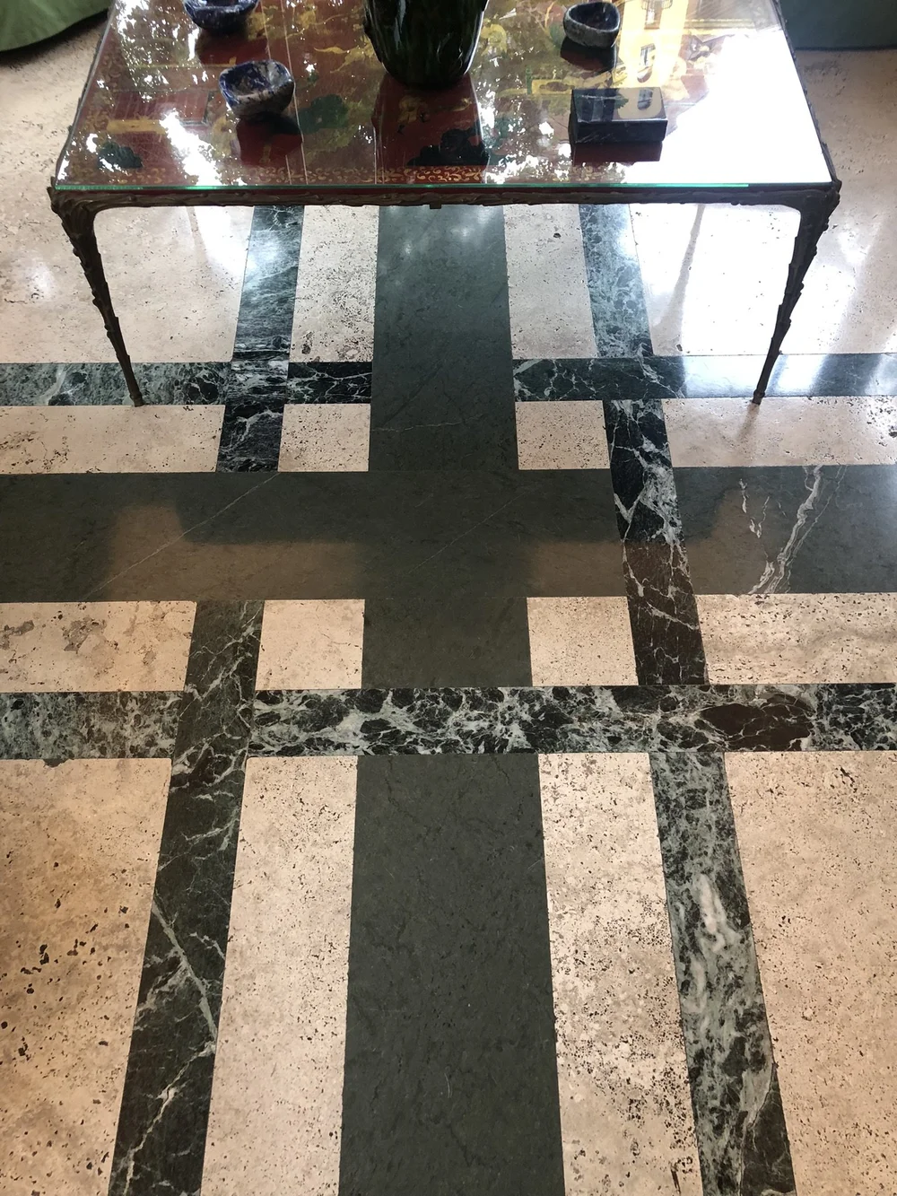 Flooring motif with two types of marble on travertine stone
