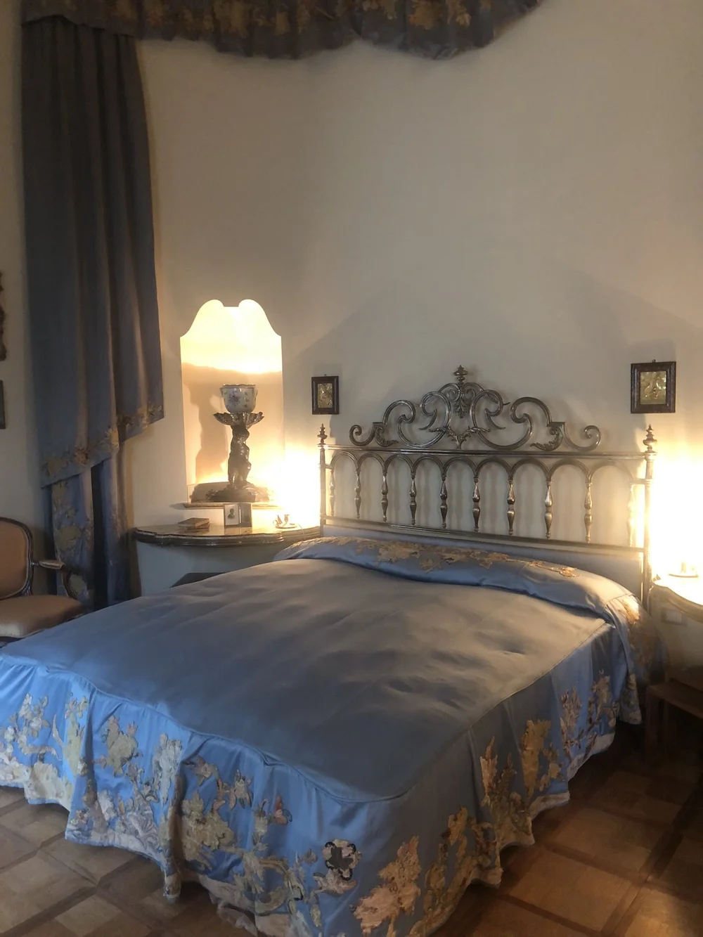 Master bedroom with bespoke table lamps' niches