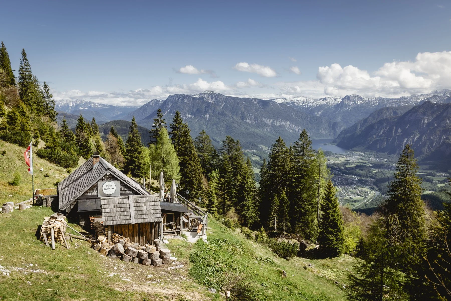 Katrin Almhütte mit Blick auf den Dachstein und den Hallstättersee