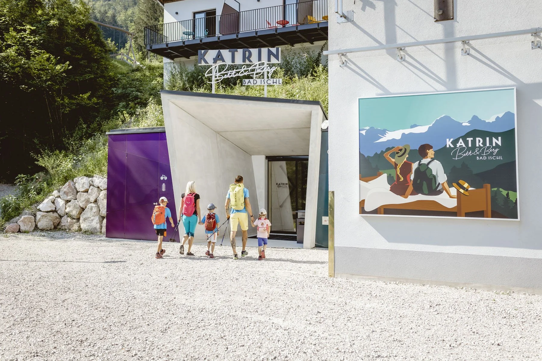 Bett&Berg Katrin Seilbahn Familie geht zum Portal 