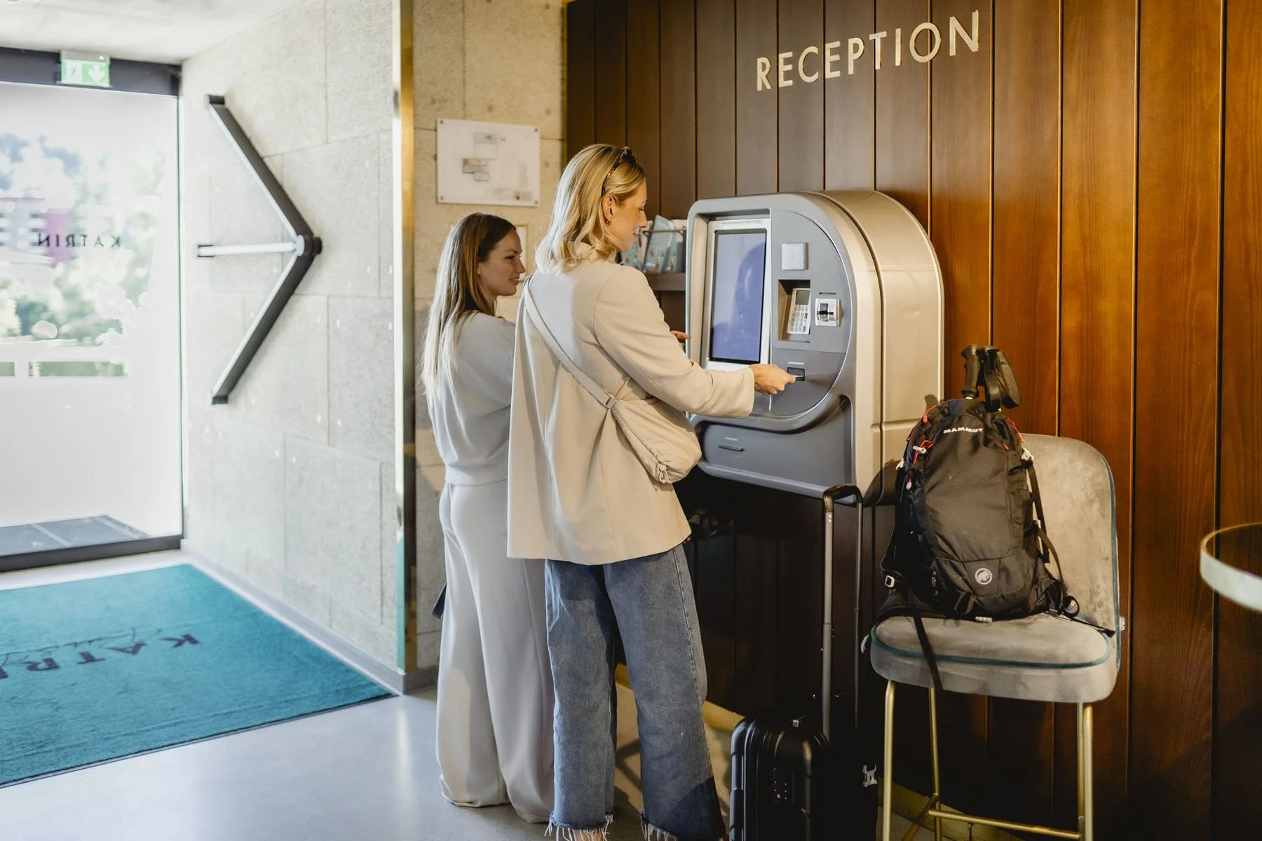 Zwei Frauen beim Check-in im Bett&Berg