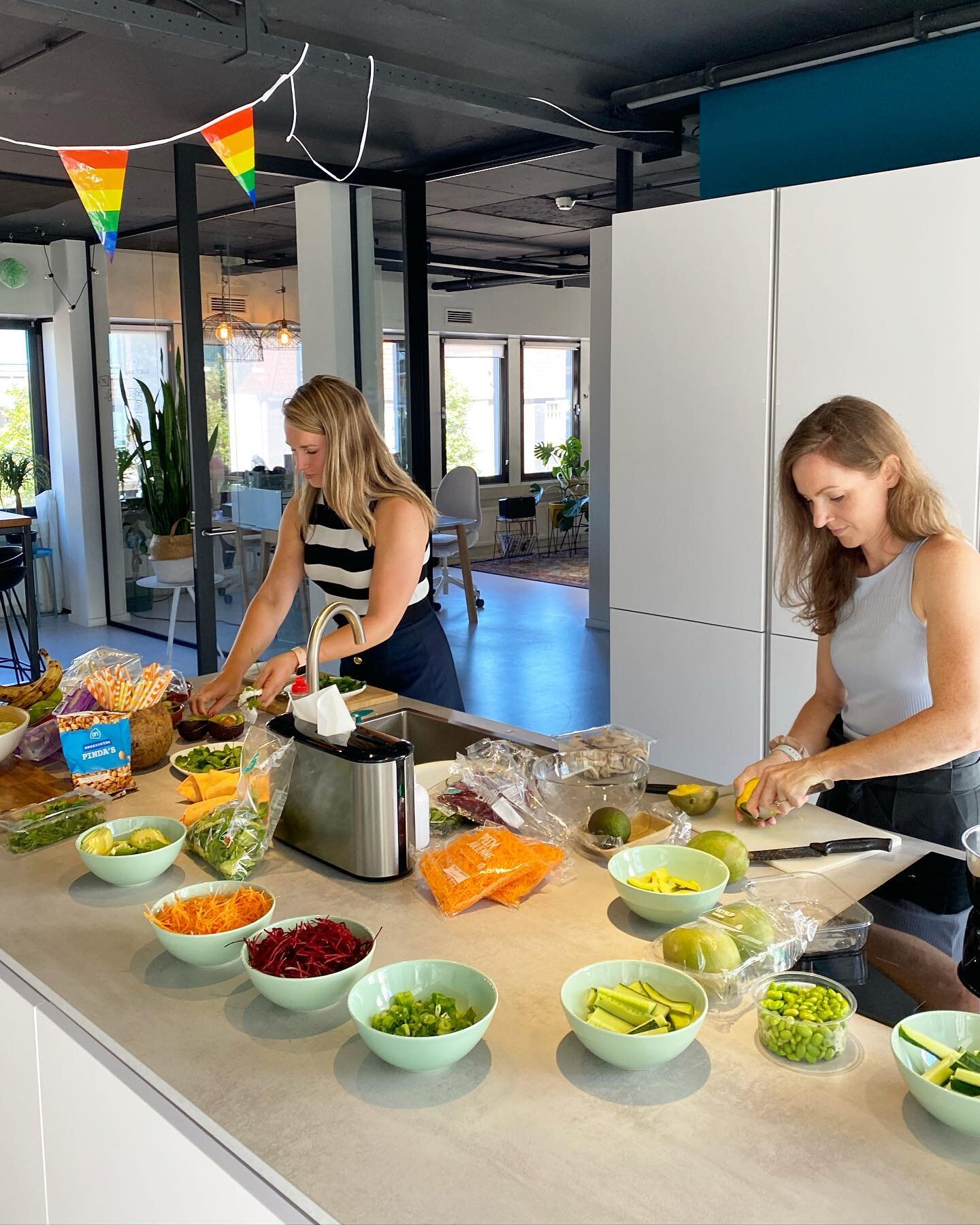 Lunch time at the office 🥑 Twice a week, two team members cook up something delicious to share ❤️ With temperatures in Amsterdam soaring, yesterday&rsquo;s summer rolls made by designer Fieke and editor Brin were just the thing ☀️ #teampolarsteps #p