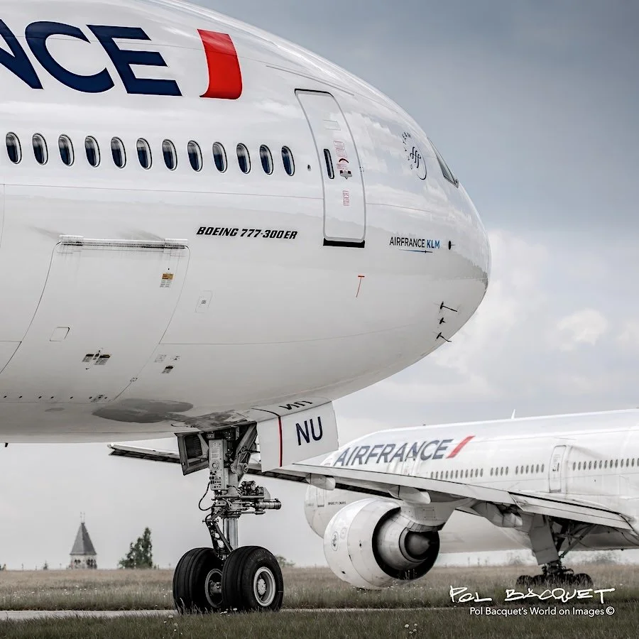 Avion au décollage sur une piste au crépuscule.