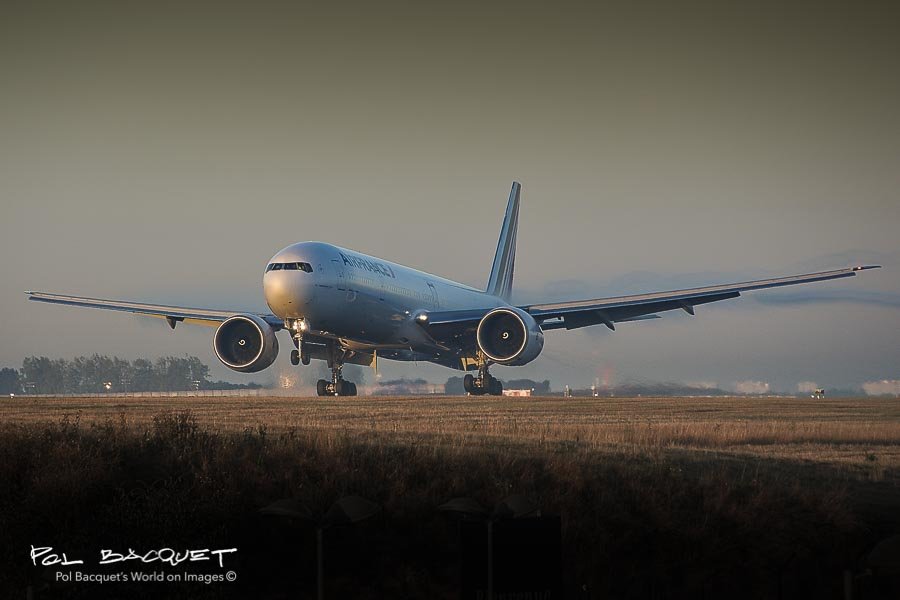 Edition limitée 30 exemplaires - Boeing 777-300ER F-GZNR à son atterrissage à CDG