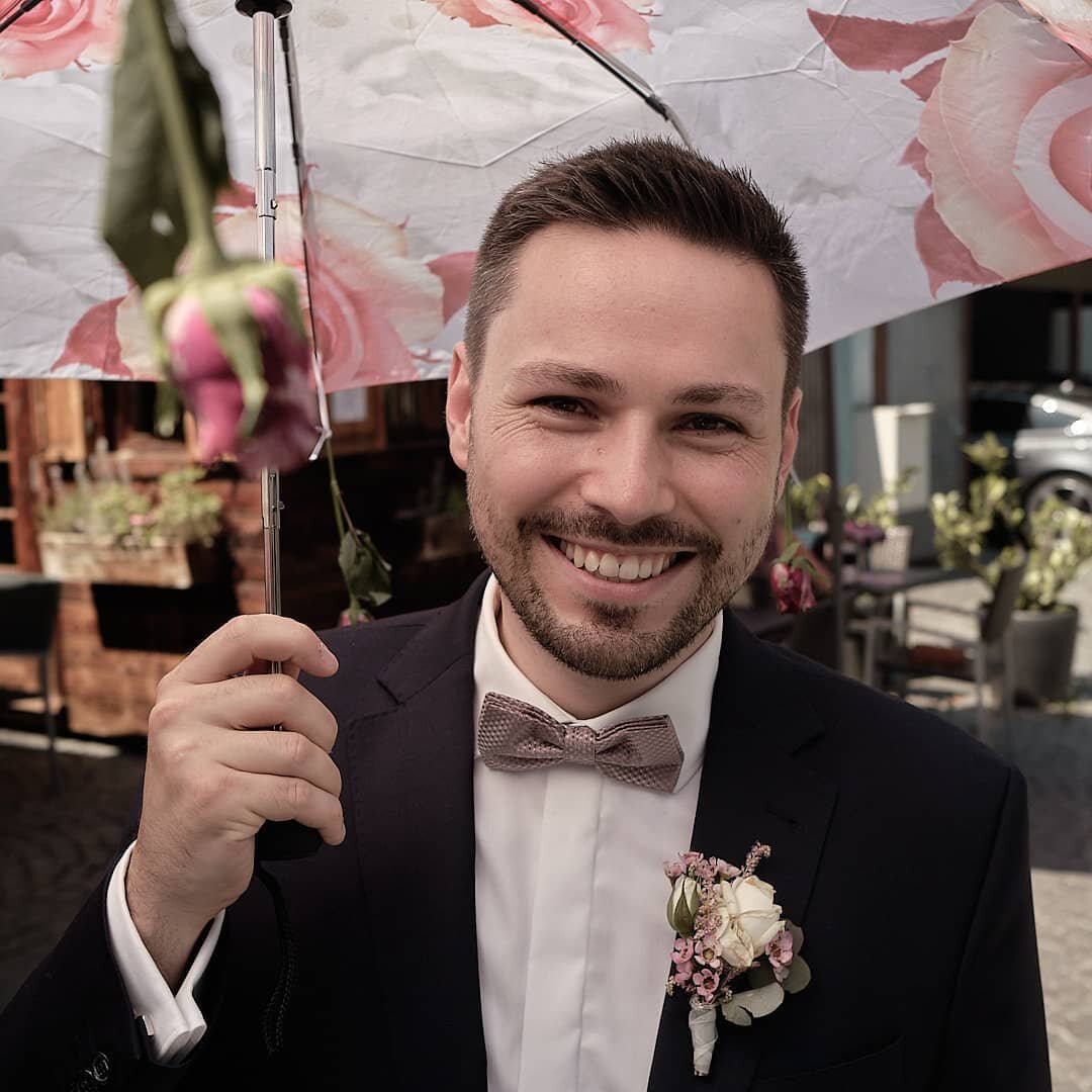 Der gl&uuml;ckliche Br&auml;utigam mit seinem Rosenregenschirm...

August 2020

www.philipkuehnel.de
kontakt@philipkuehnel.de

#hochzeit 
#wedding 
#hochzeitstuttgart
#weddingstuttgart
#hochzeitsfotograf
#hochzeitsfotografstuttgart
#stuttgart 
#0711
