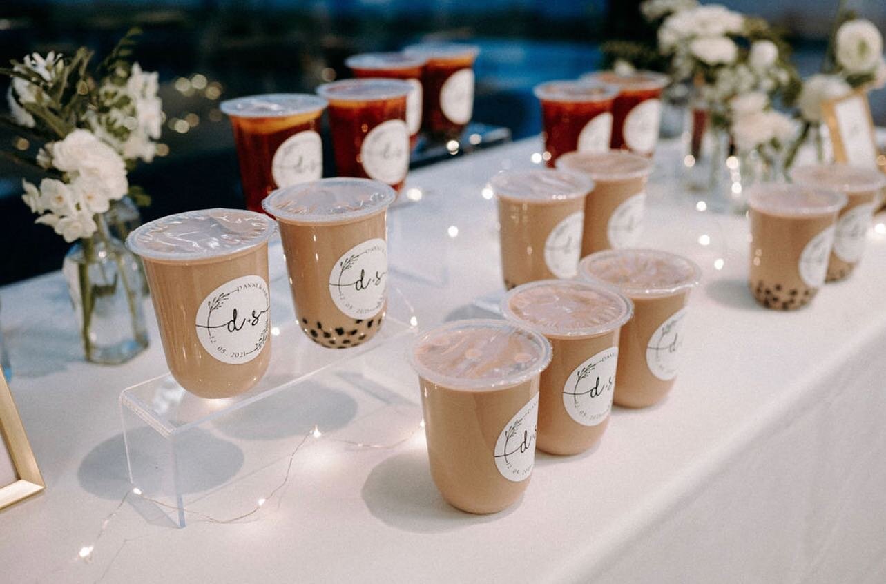 Love pairing acrylic risers and lights for an adorable boba display! Book Sunset Boba for your upcoming wedding today &mdash;&mdash; let&rsquo;s make it sparkle! 💫

Photo @selenapphoto 
Planner @gianevents @gianevents.kaitlynn 
Venue @silvercloud.po