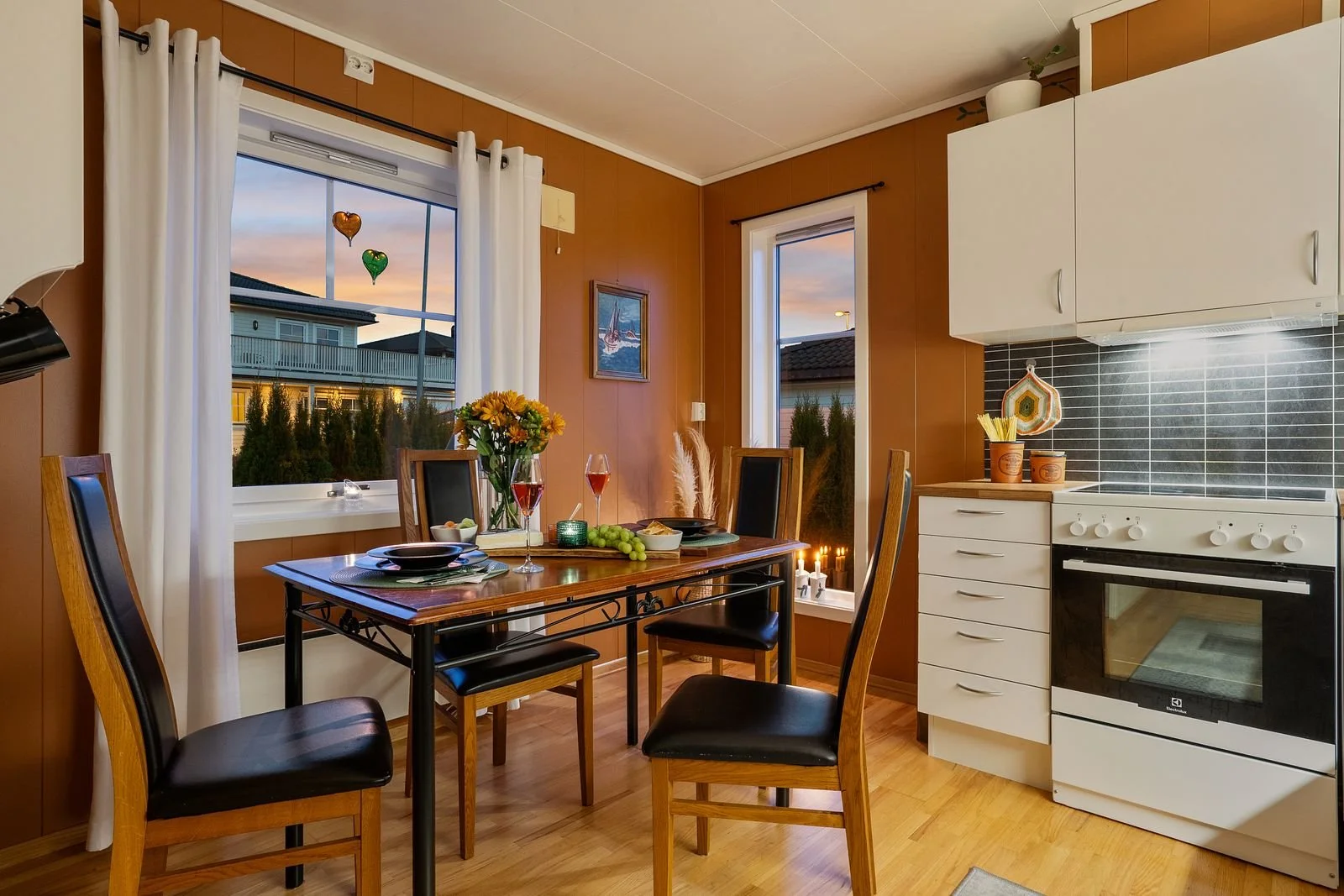 Gjør rommet så innbydende som mulig og ikke steng rommet med å sette stolene helt inntil