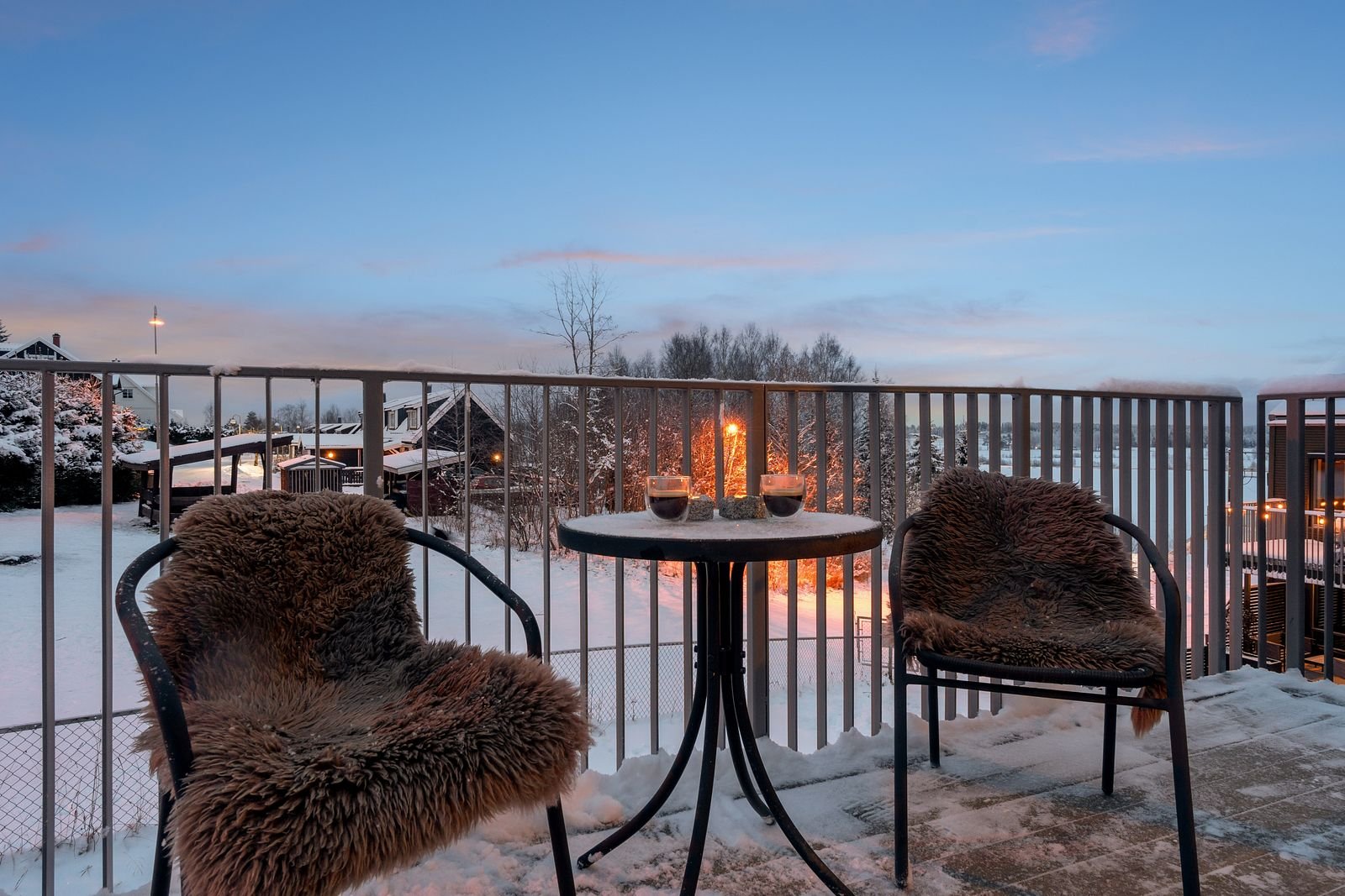 En enkel terrasse kan bli transformert til noe koselig ved bruk av pledd og levende lys, og kopper med kokende varmt vann i for å skape en frostrøy på vinteren