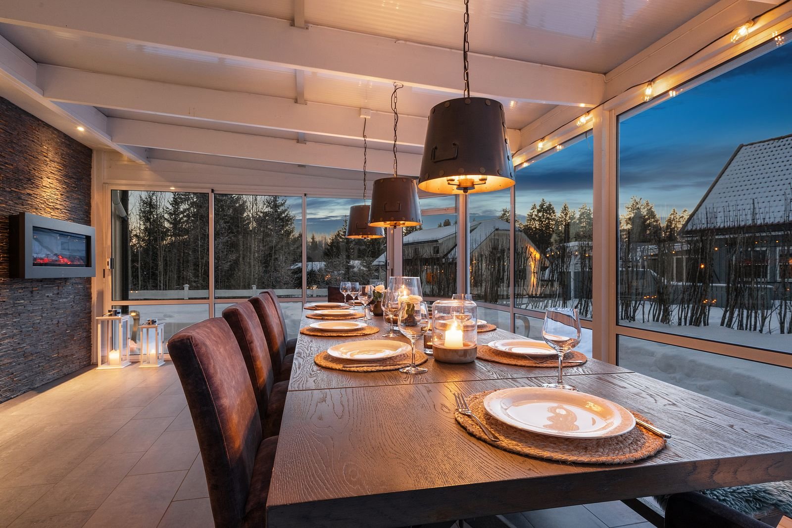 Lys, moderat bedekning og himmel