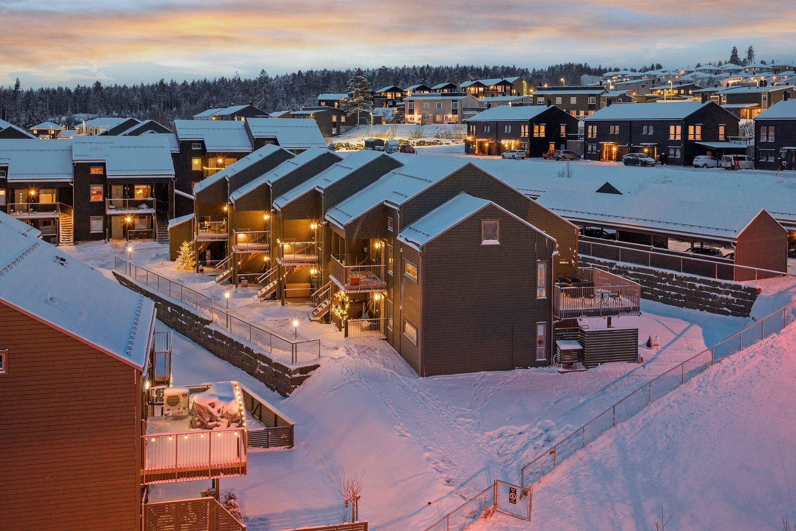 Vi bruker ofte dronefoto for enkelte meglere med fokus på nærområder og fasader på kveld