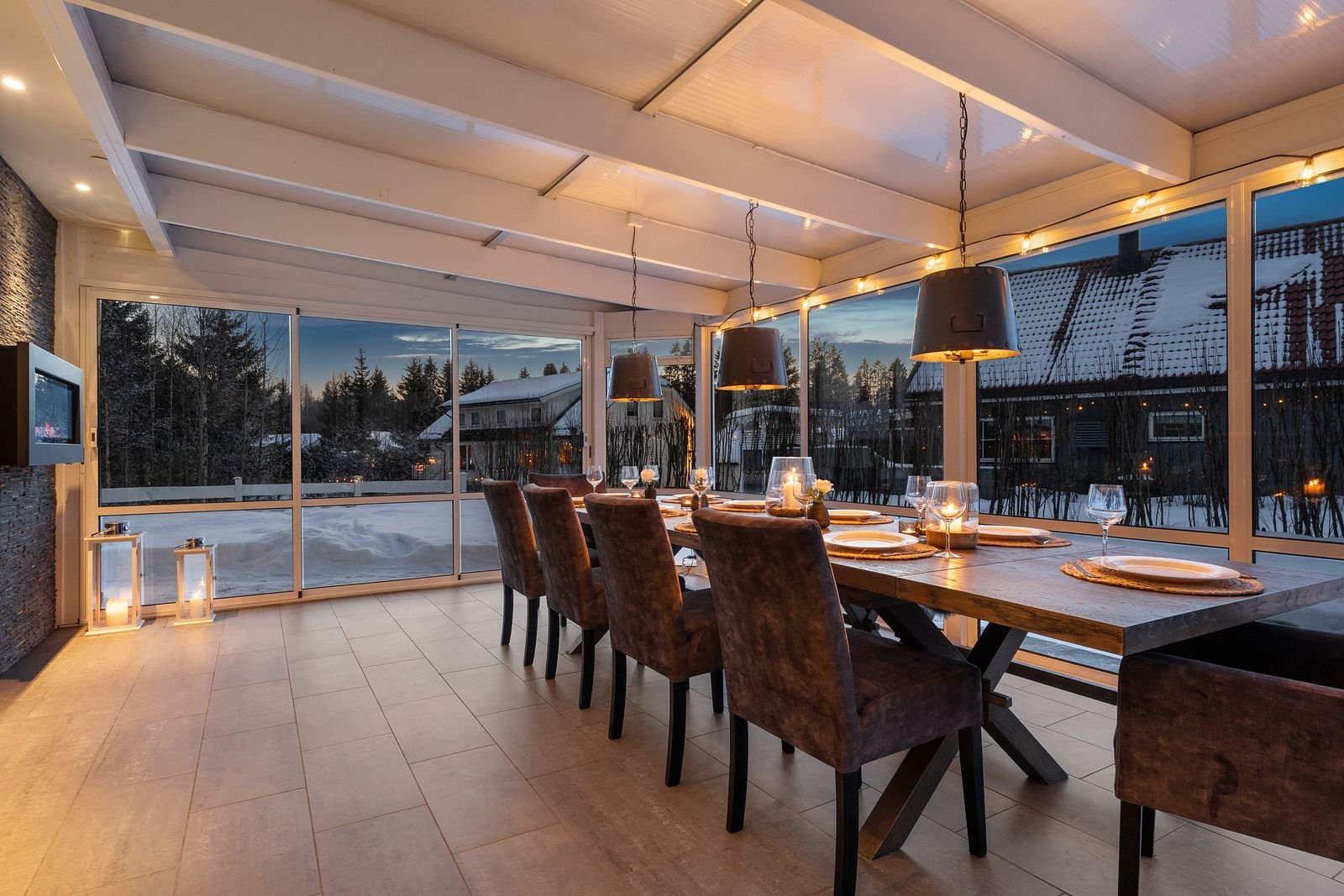 Samlingspunkter og familieområder må tas med, her er det lagt på med moderat bedekning for å vise størrelsen på selveste rommet og belysning på kveld