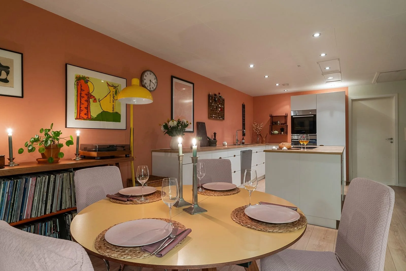 Moderat bedekning på bord for å vise mulighetene