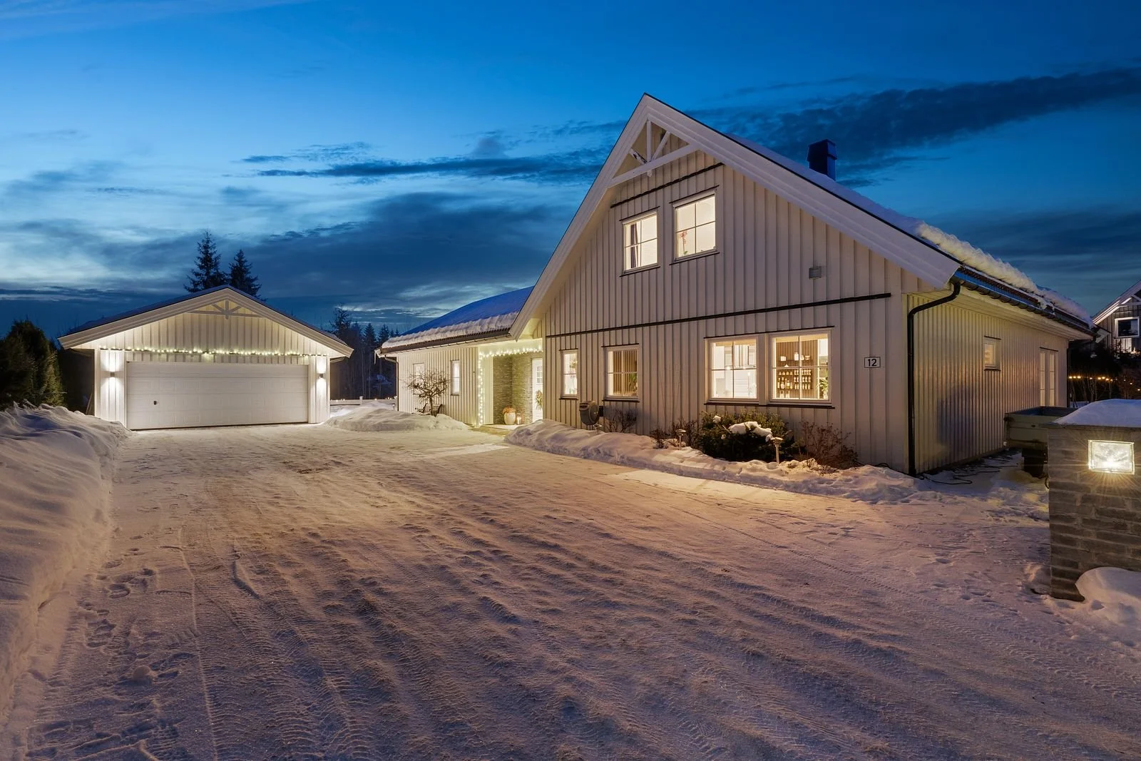 Ved fasadebilder så skal alt av lys på i hus, ute og rundt/ved garasjen for å fremheve tomten på kvelden