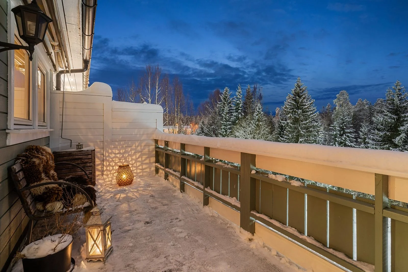 Levende lys og pledd gjør mye med stemningen. Her er det også lagt inn en mildere himmel