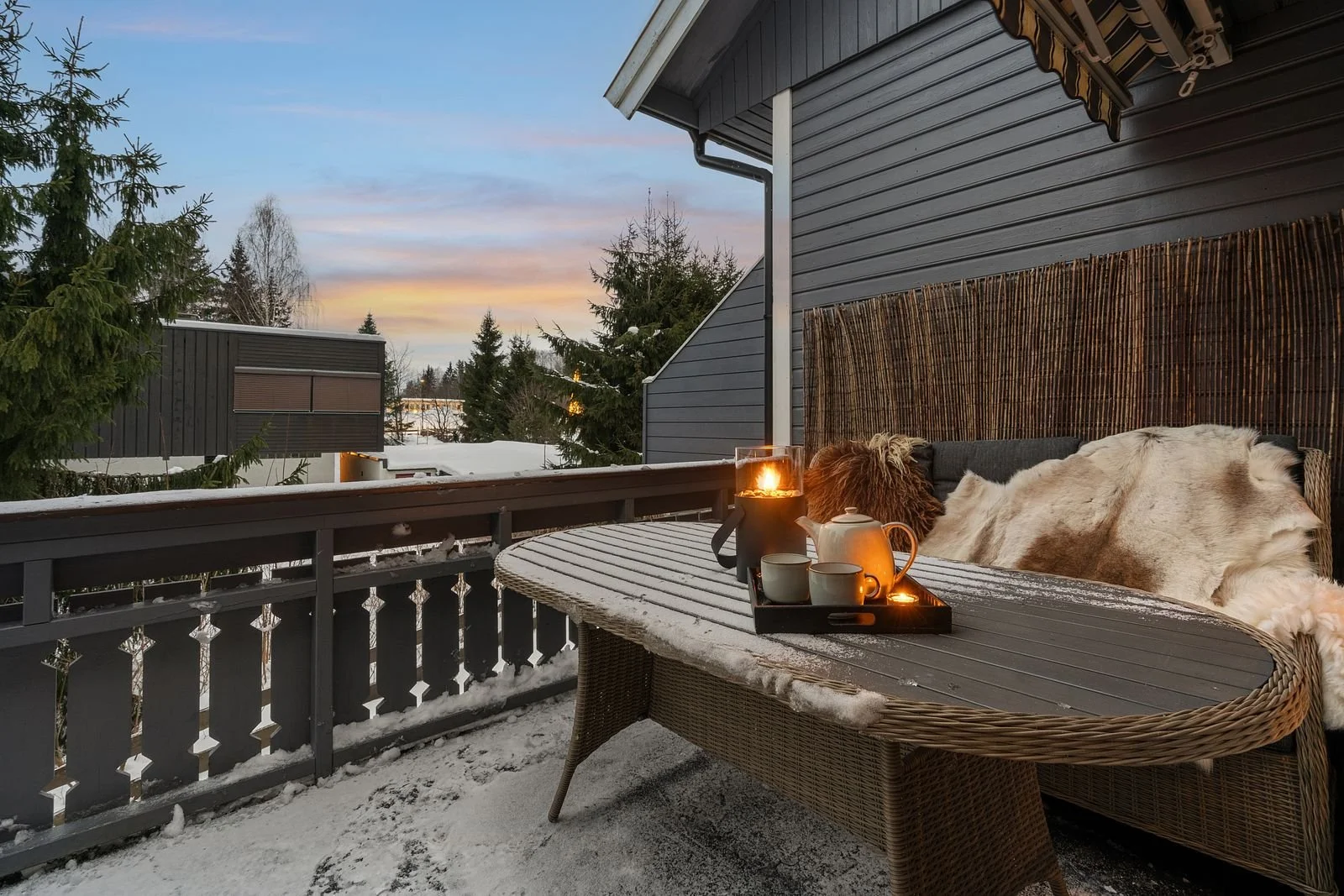 Prøv å bruk skinnfeller og levende lys for å gjøre uteområder koselig