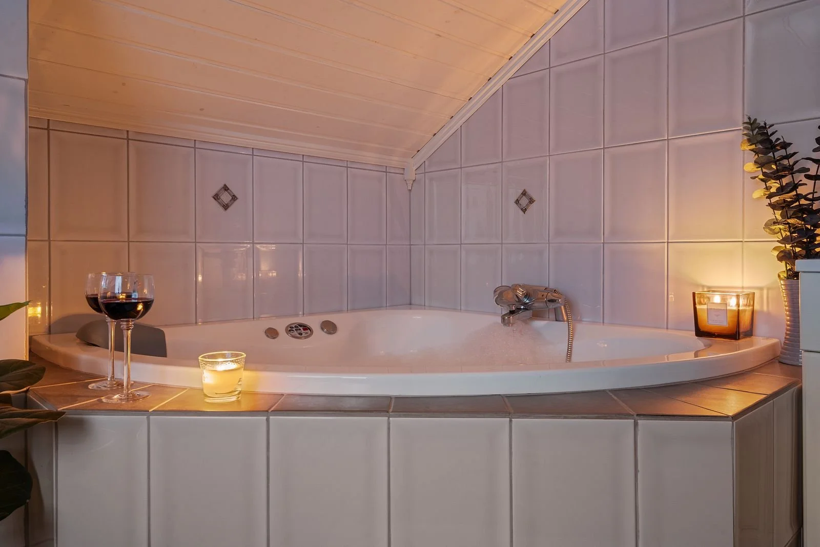 Levende lys, noe godt i glasset og bobler i badekaret. Bruk gjerne drikke som har litt farge i seg.