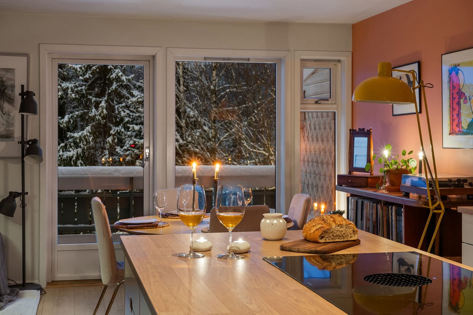 Kjøkken og spisestuer er som oftest samlingspunkt og noe man bør ta med. Her er det fokus på en romantisk aften