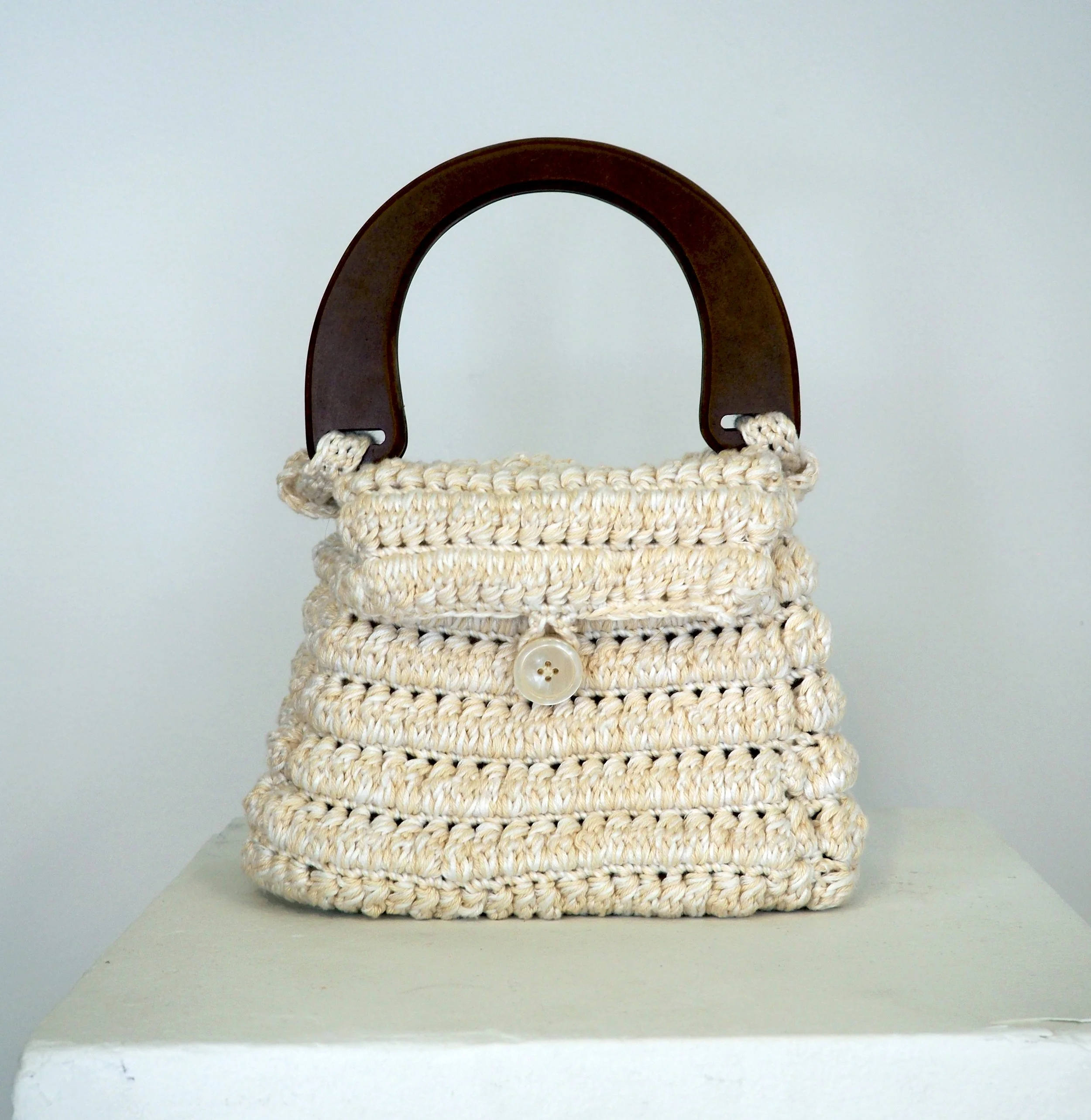 Small and Soft Handbag:
Exterior: Bamboo yarn, mercerized cotton yarn, wood handles, plastic button
Interior: Suede
2021