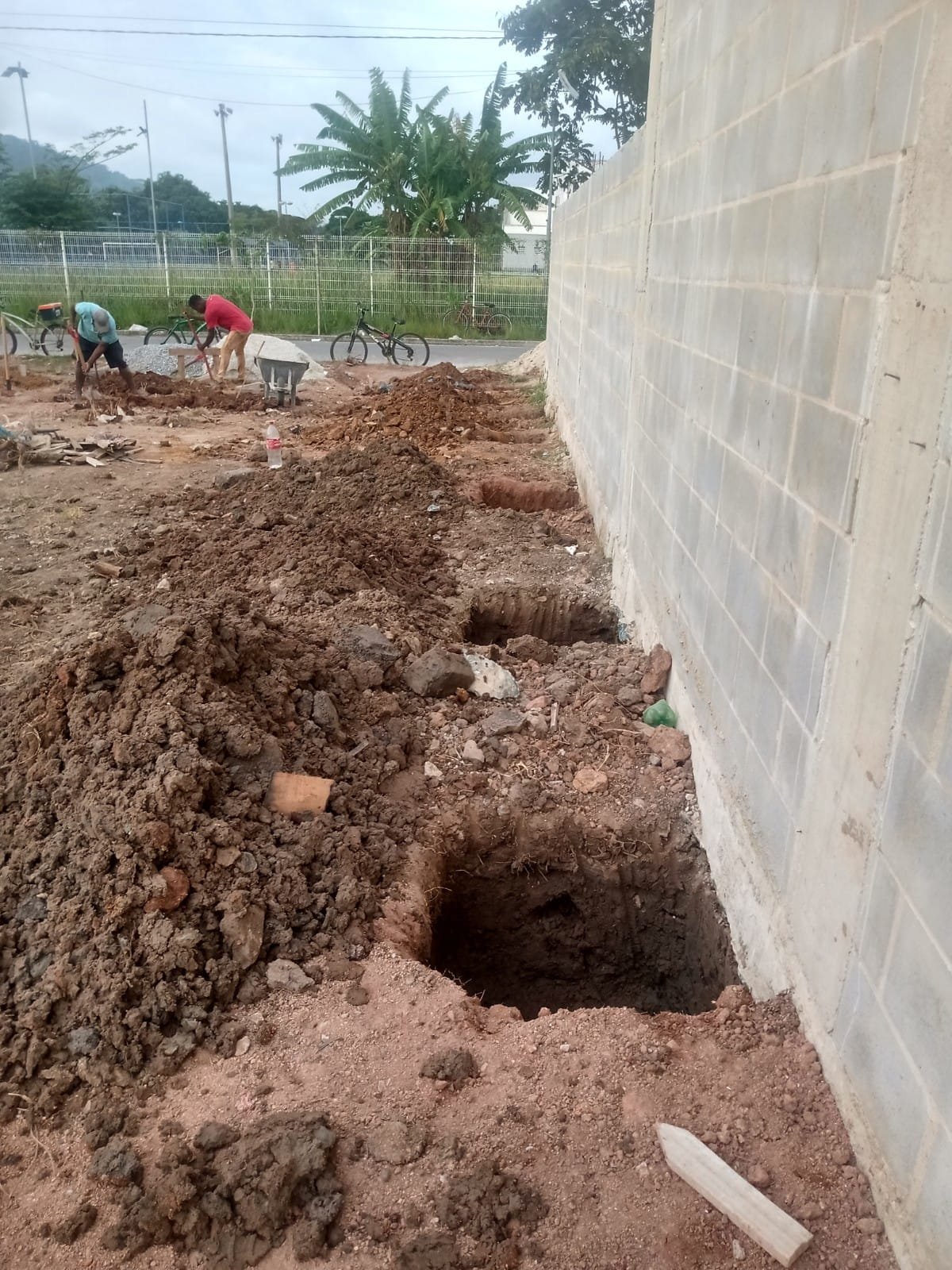 Escavação para as sapatas dos muros.