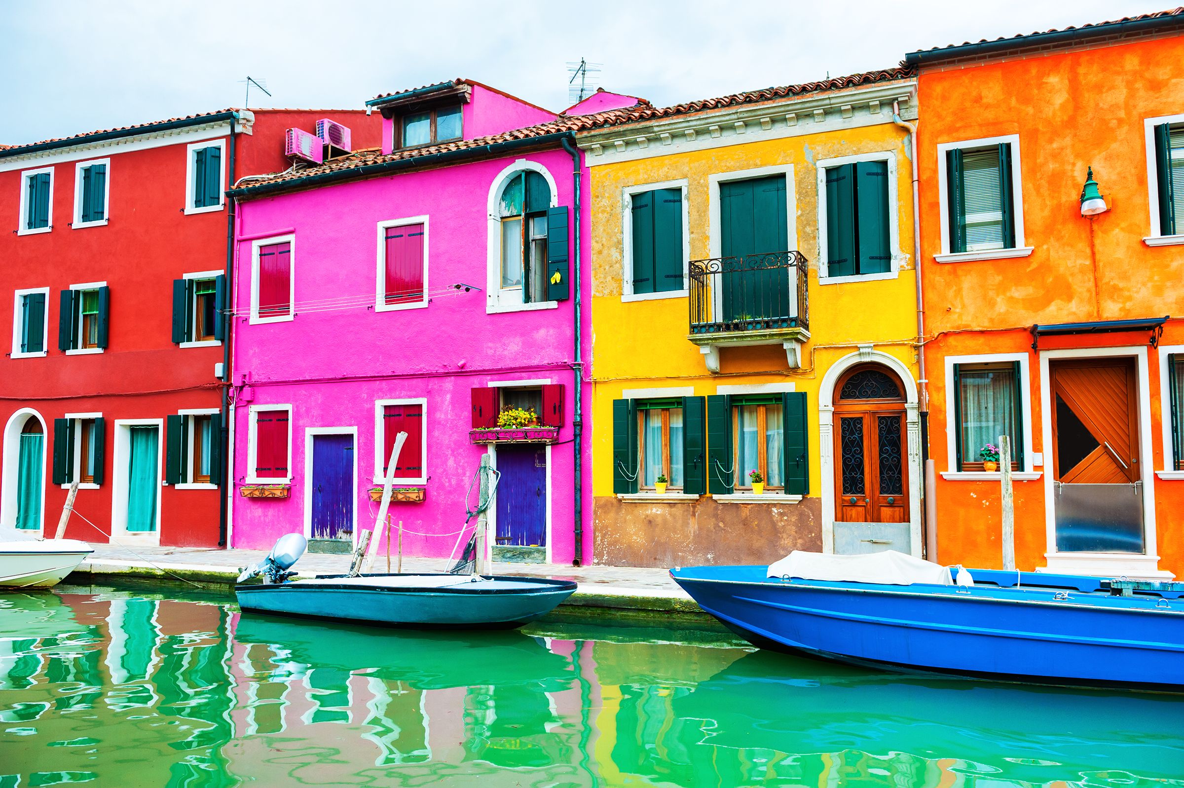 colorful-houses-canal-burano-island-venice-italy-famous-travel-destination_2400.png