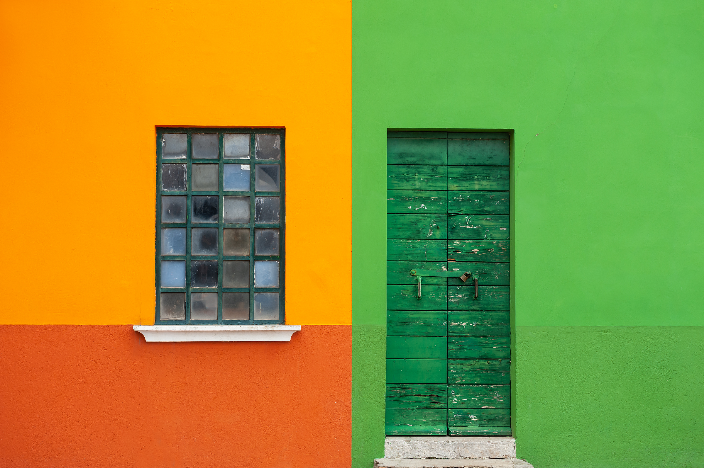 yellow-green-painted-facade-house-with-wooden-door-window-burano-italy_2400.png