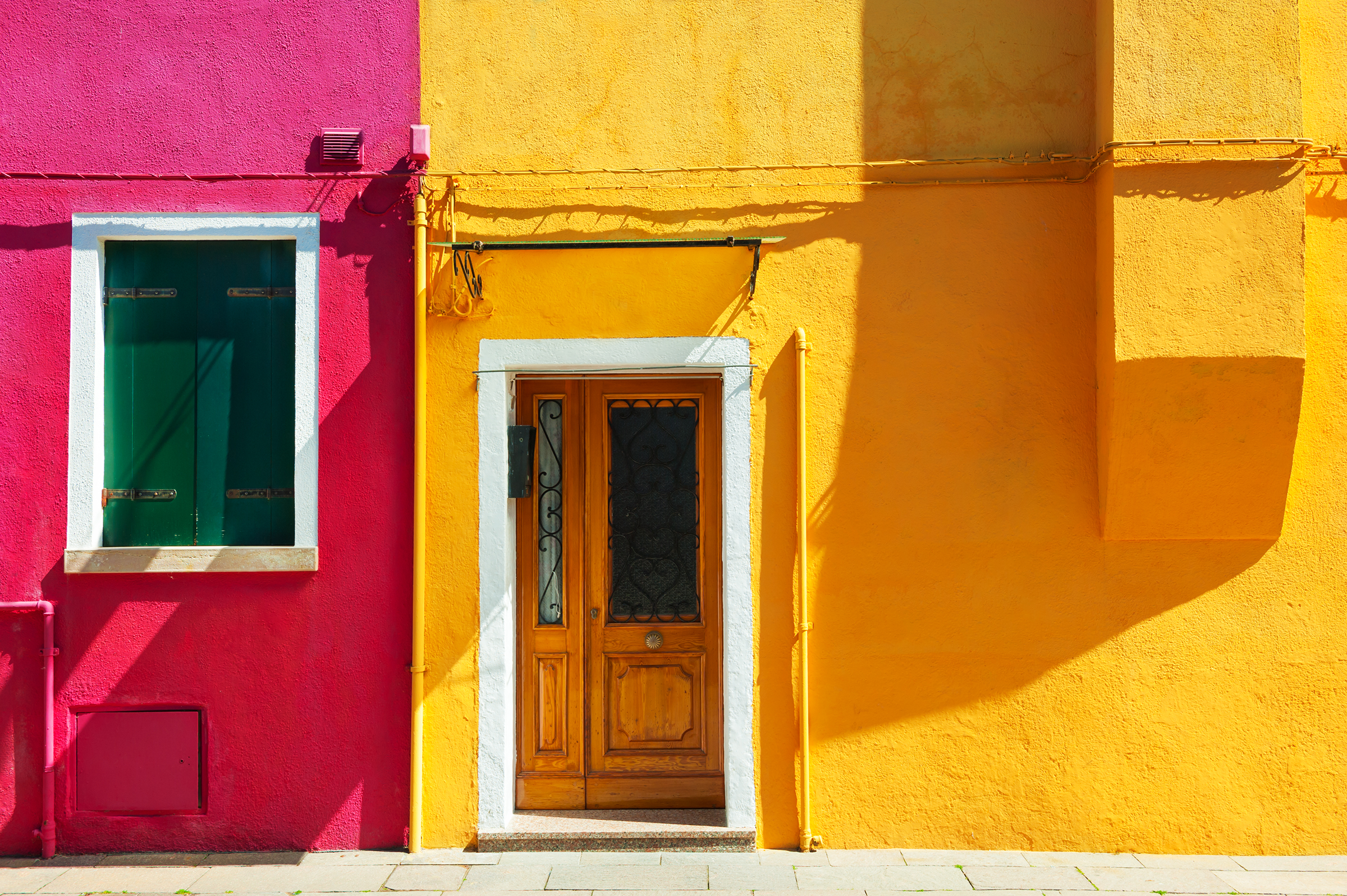 yellow-red-painted-facade-house-colorful-buildings-burano-venice-italy_2400.png