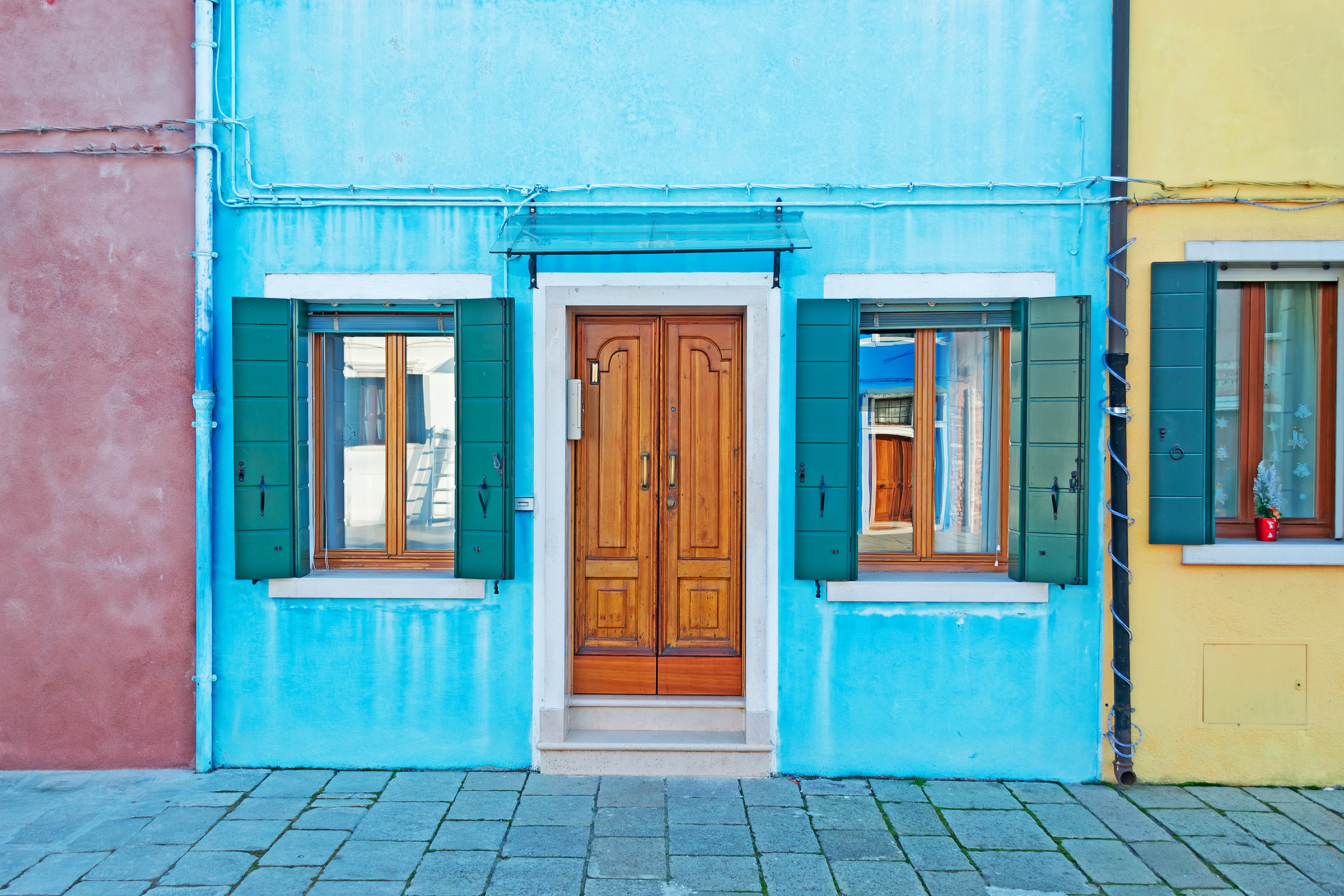 windows-door-blue-house-facade_2400.png