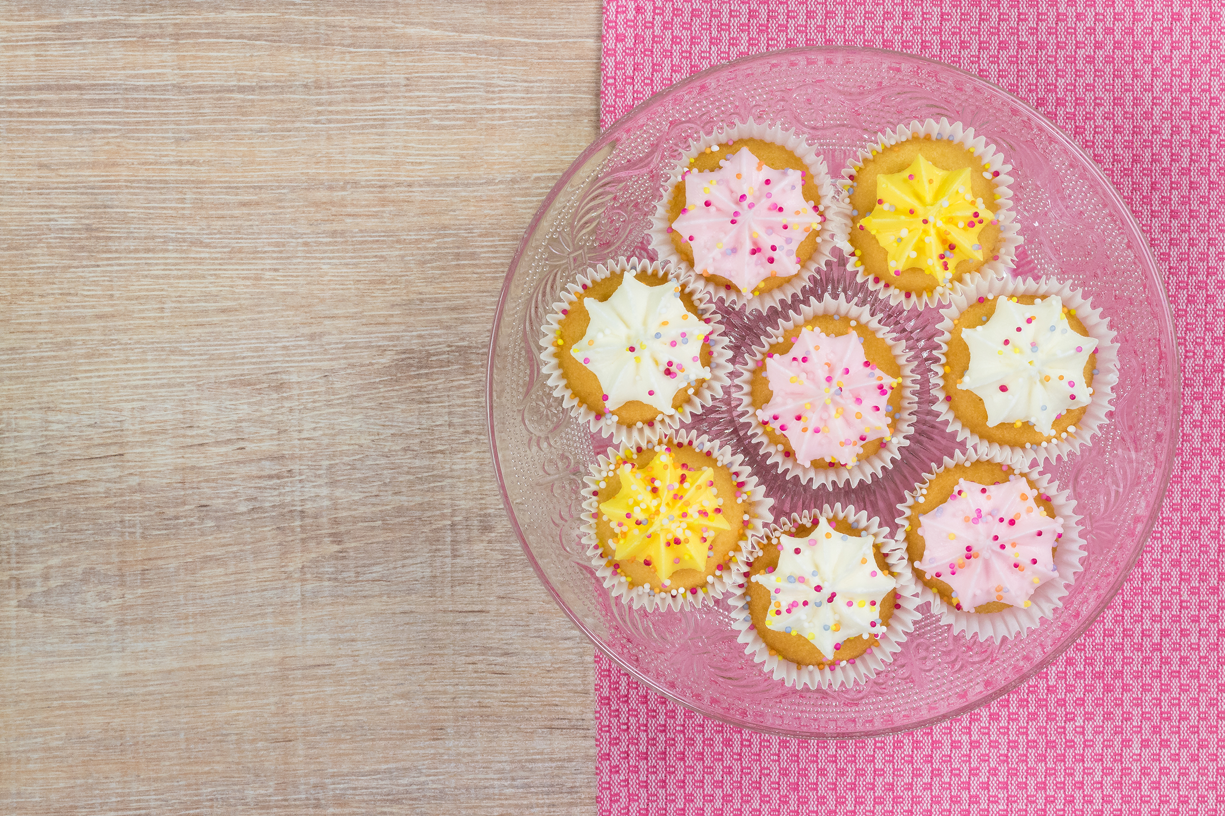 colorful-cupcakes-white-wood-background-top-view-with-space-your-text_2400.png