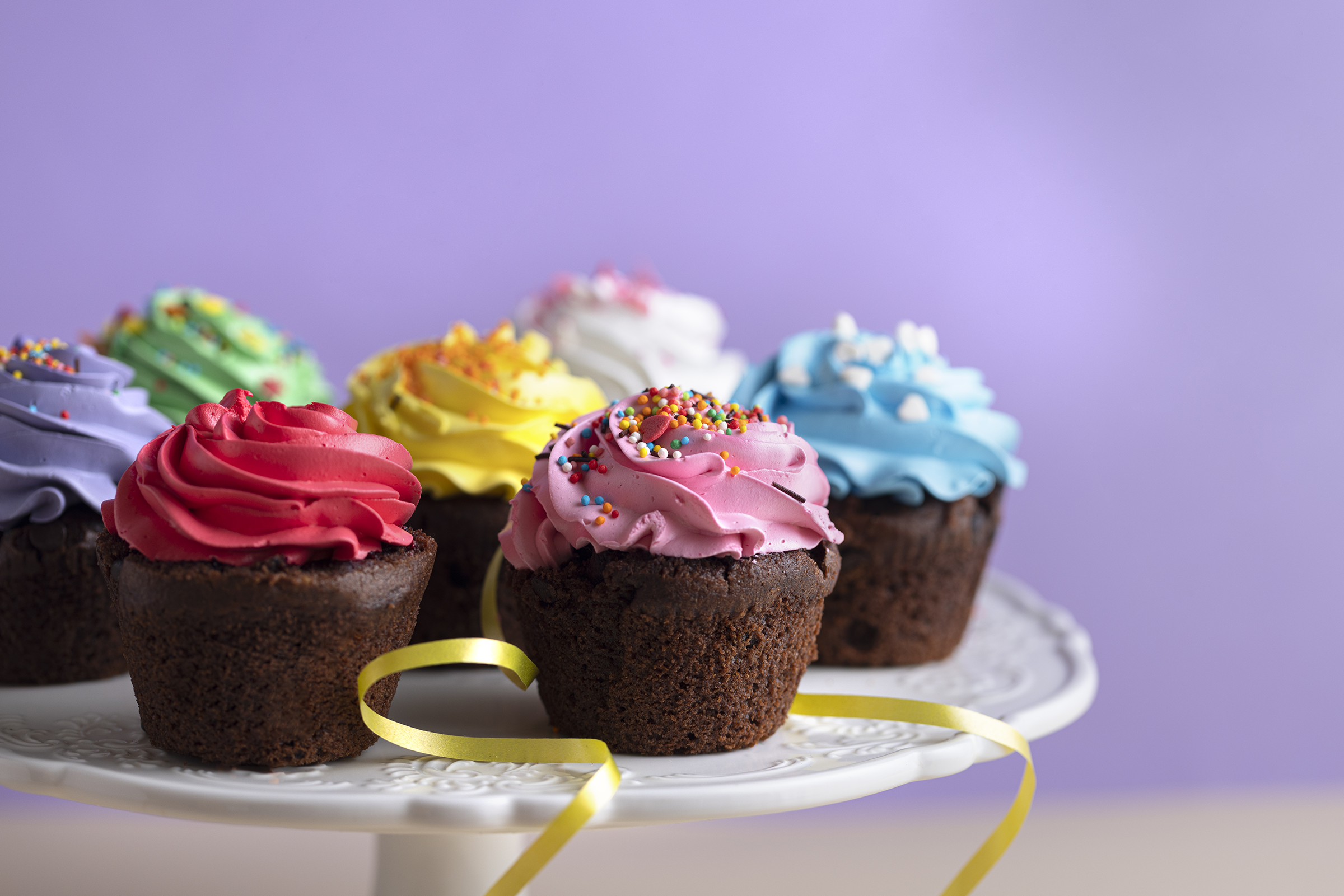 colorful-cupcakes-with-delicious-frosting_2400.png