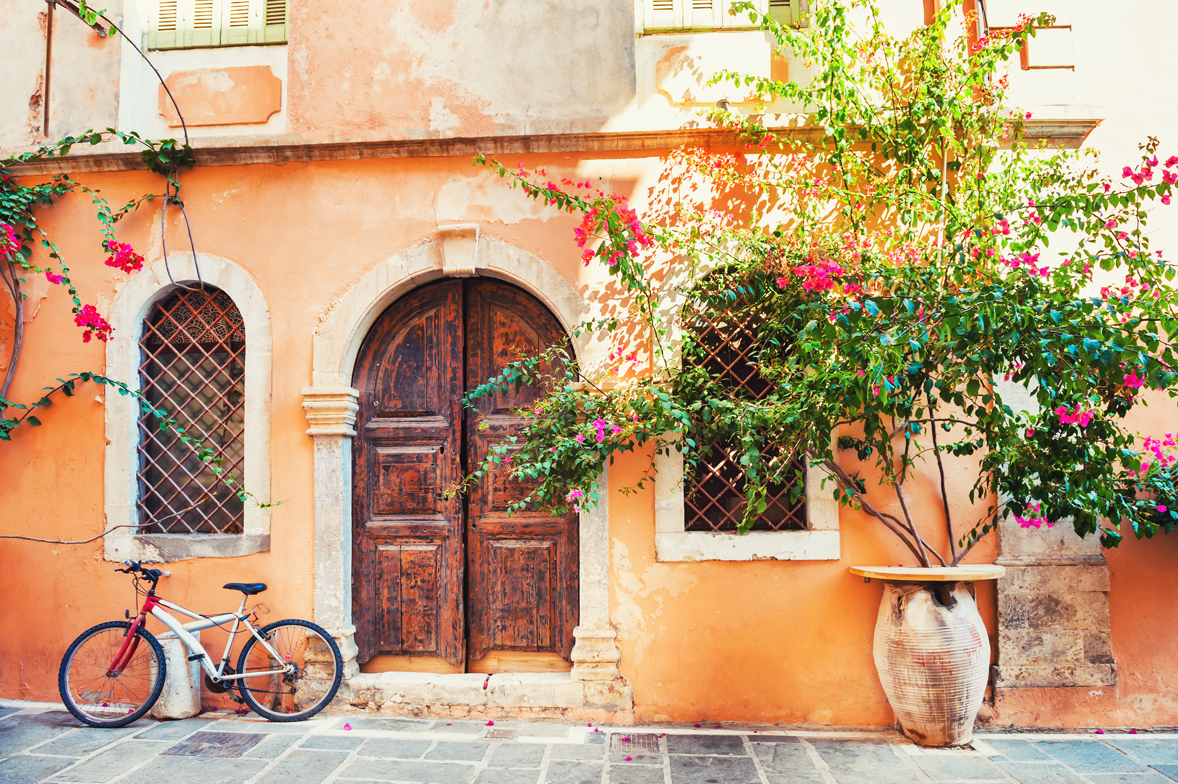 beautiful-ancient-building-chania-crete-island-greece_2400.png