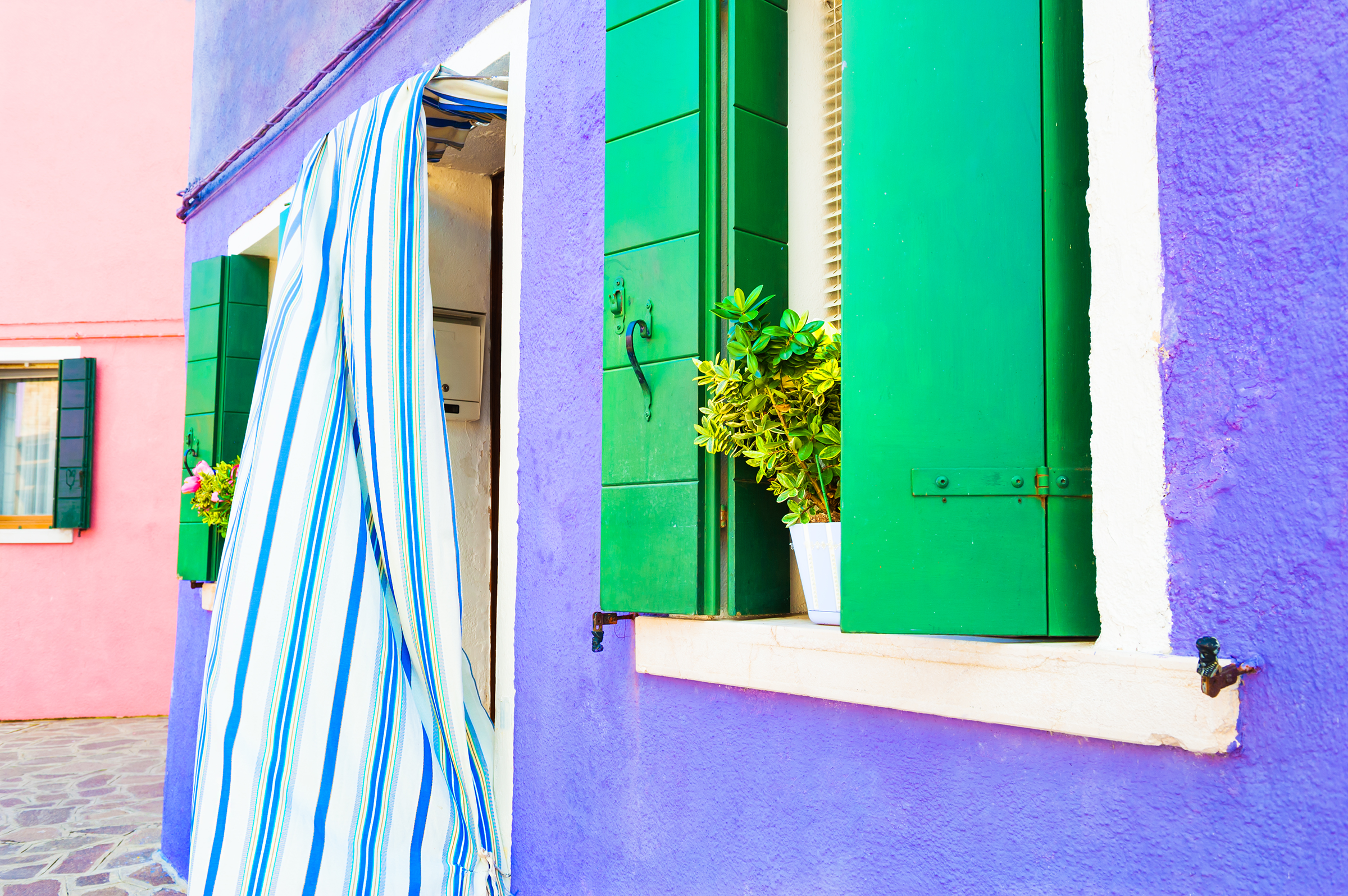 violet-wall-window-with-green-shutters-colorful-houses-burano-island-venice-italy_2400.png