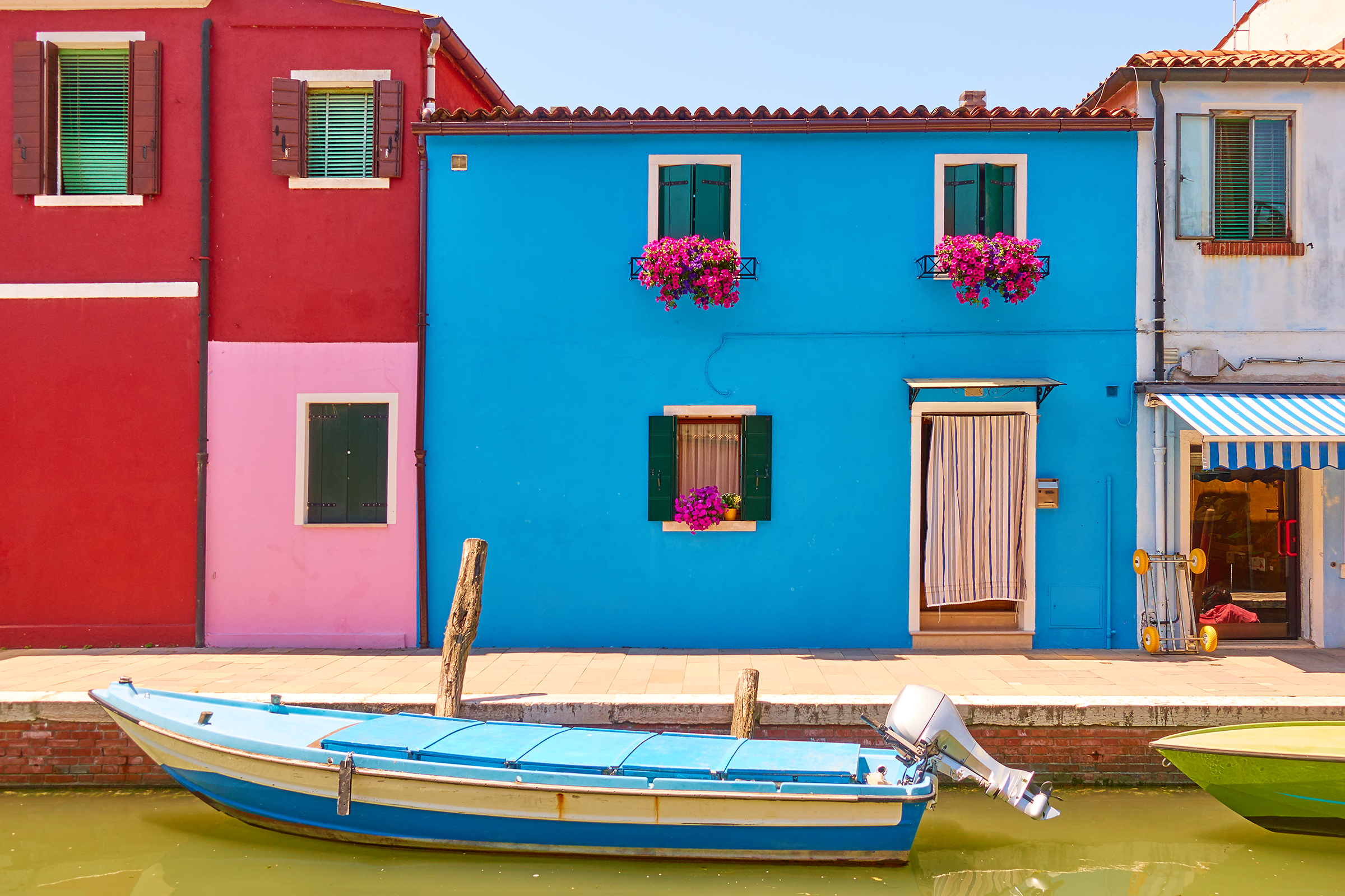 canal-with-boats-colorful-houses-burano-island-venice-italy-italian-cityscape_2400.png