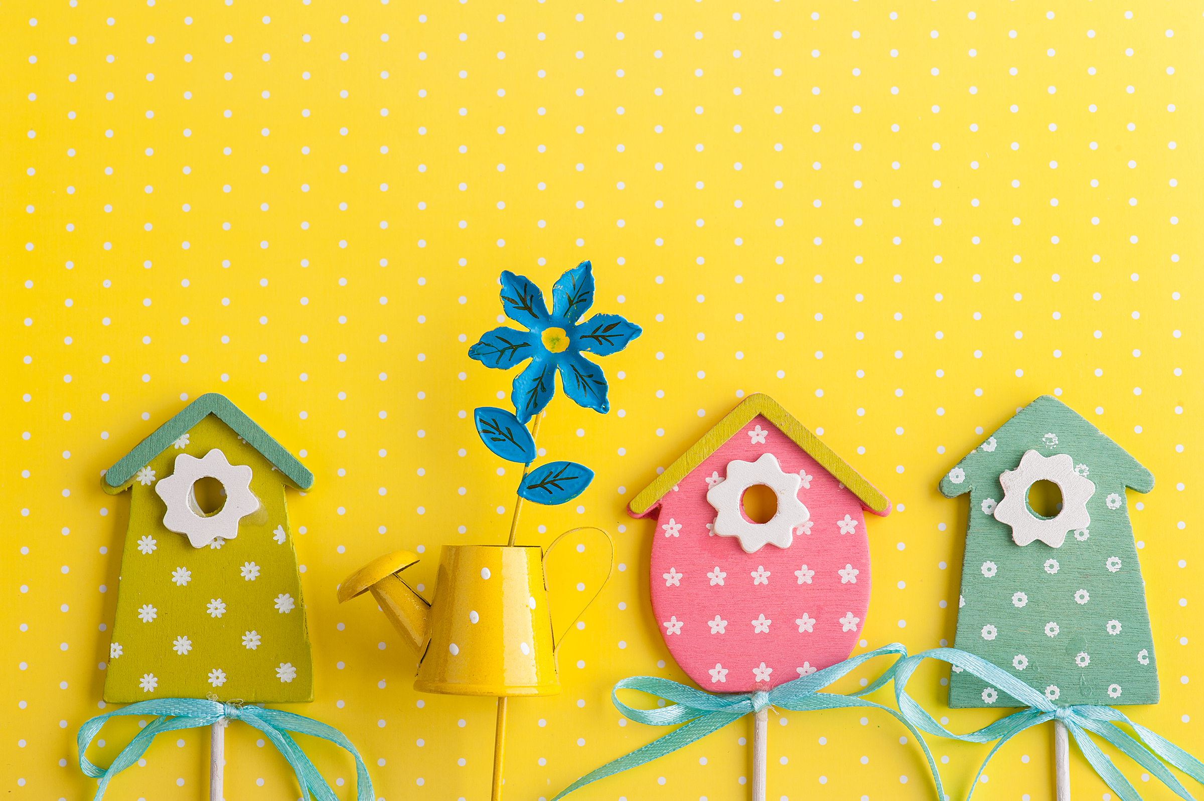 colorful-birdhouses-yellow-polka-dot_2400.png