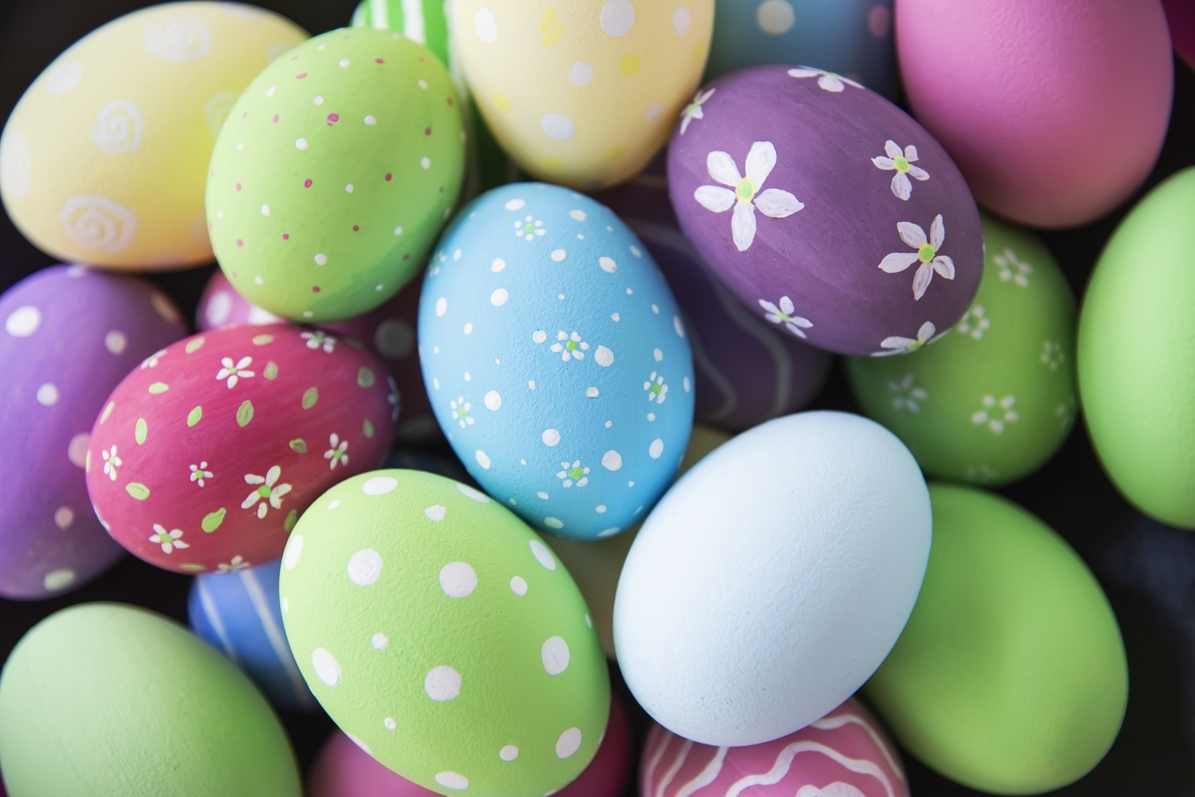 painted-colorful-easter-eggs-background-easter-holiday-celebration-background-concept_2400.png