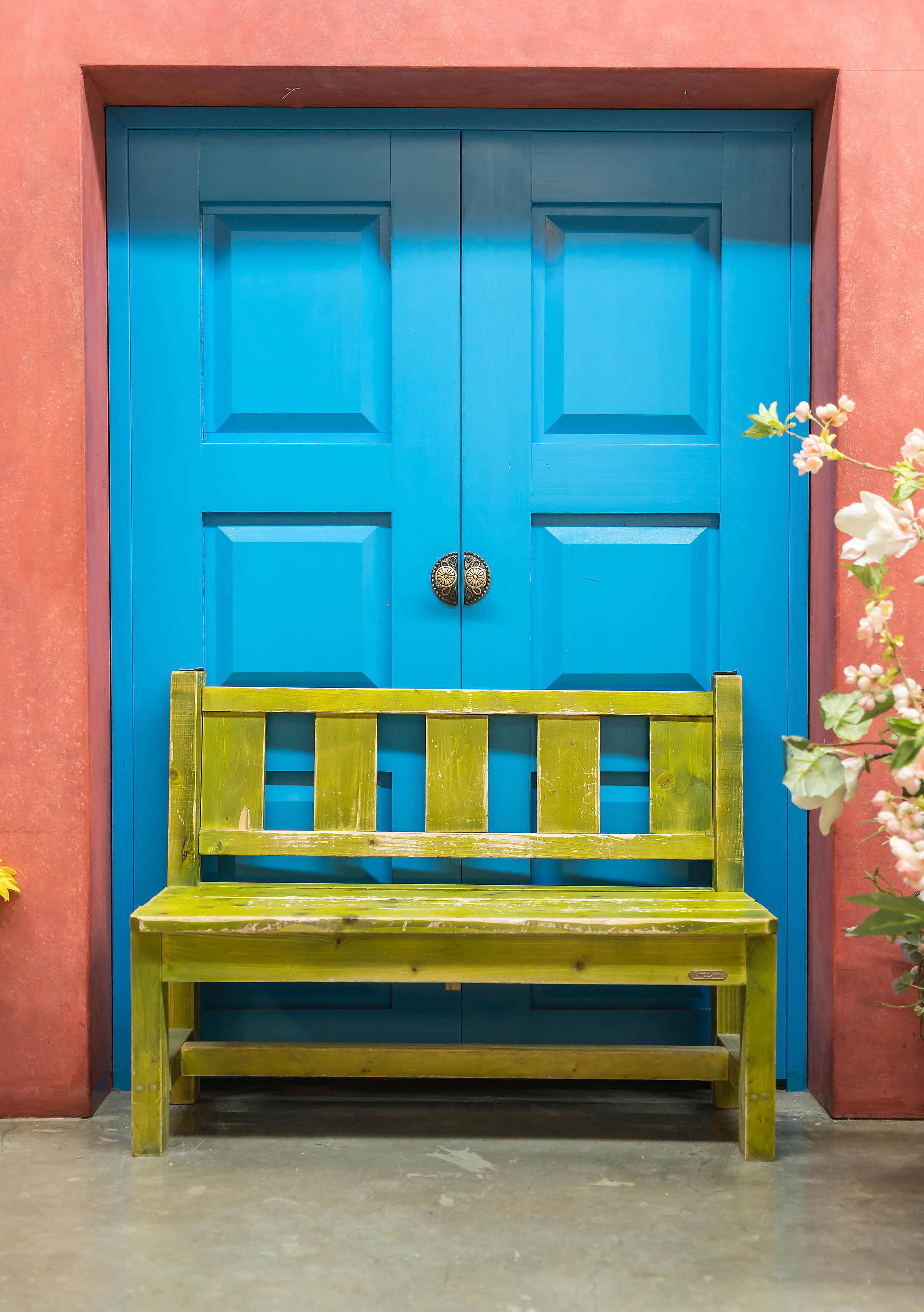 blue-door-yellow-bench_2400.png
