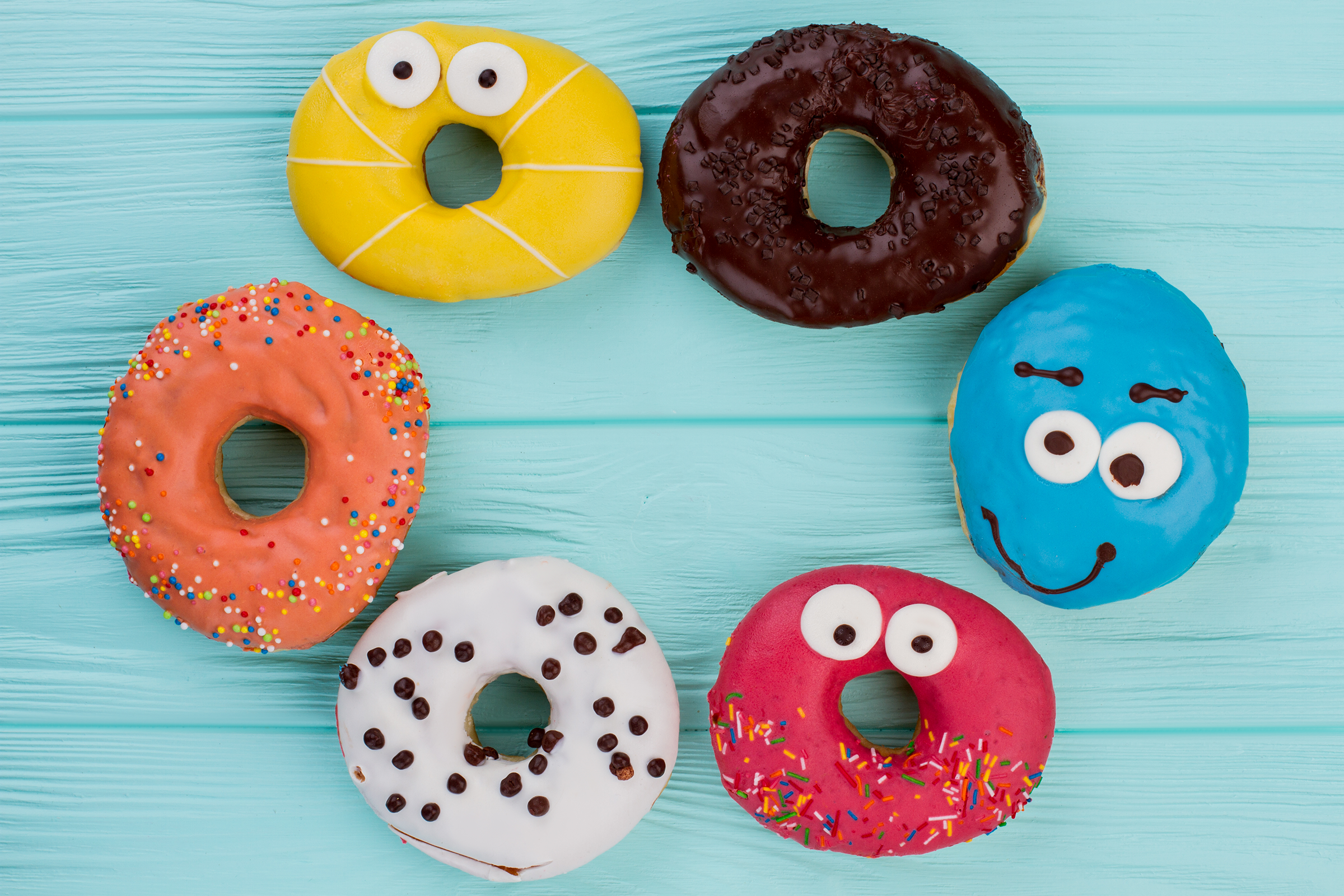 frame-with-multicolored-donuts-blue-wooden-background_2400.png