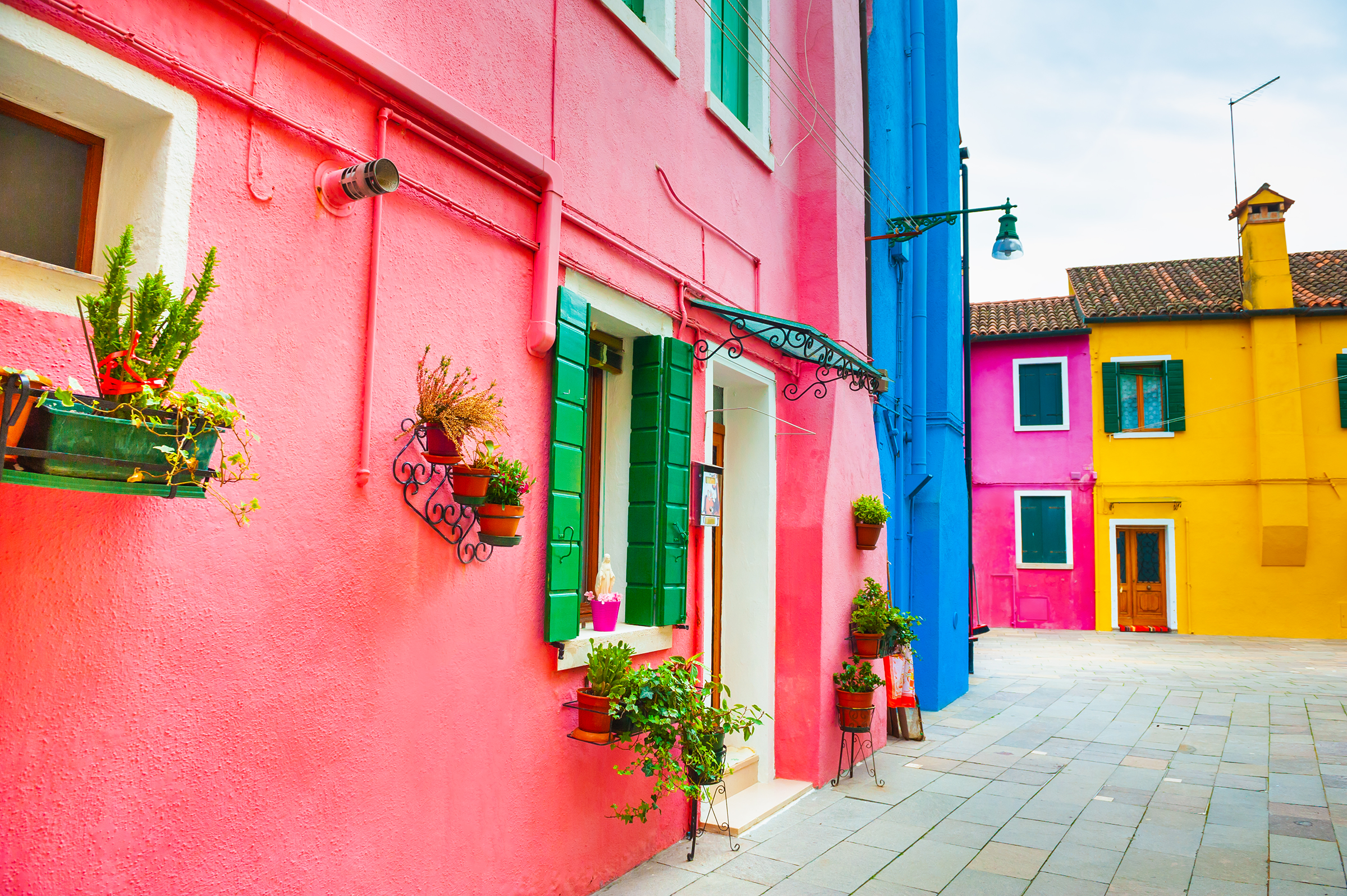 colorful-architecture-burano-island-venice-italy-pink-facade-house-with-flowers-famous-travel-destination_2400.png