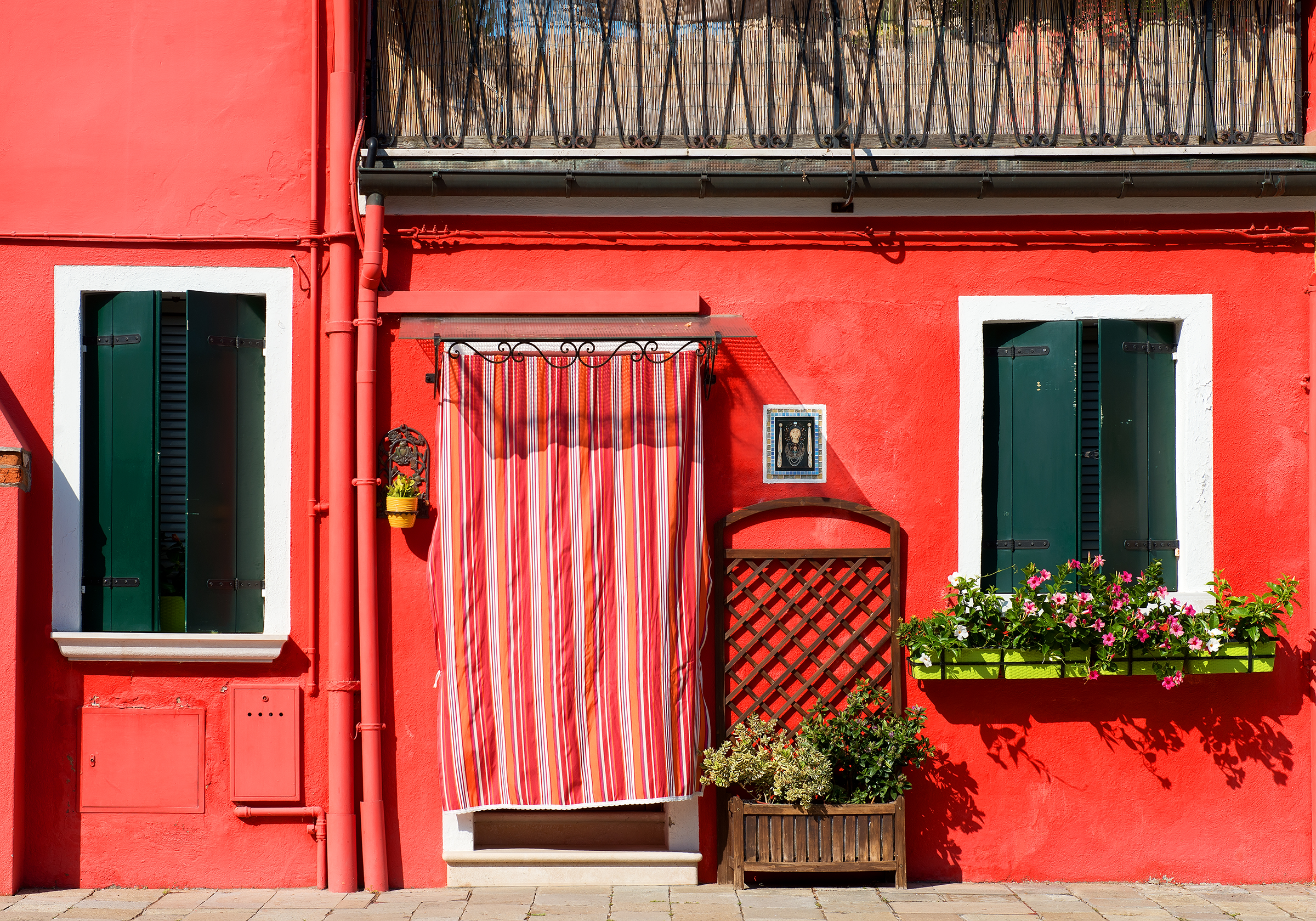 red-house-burano-island-venice-italy_2400.png